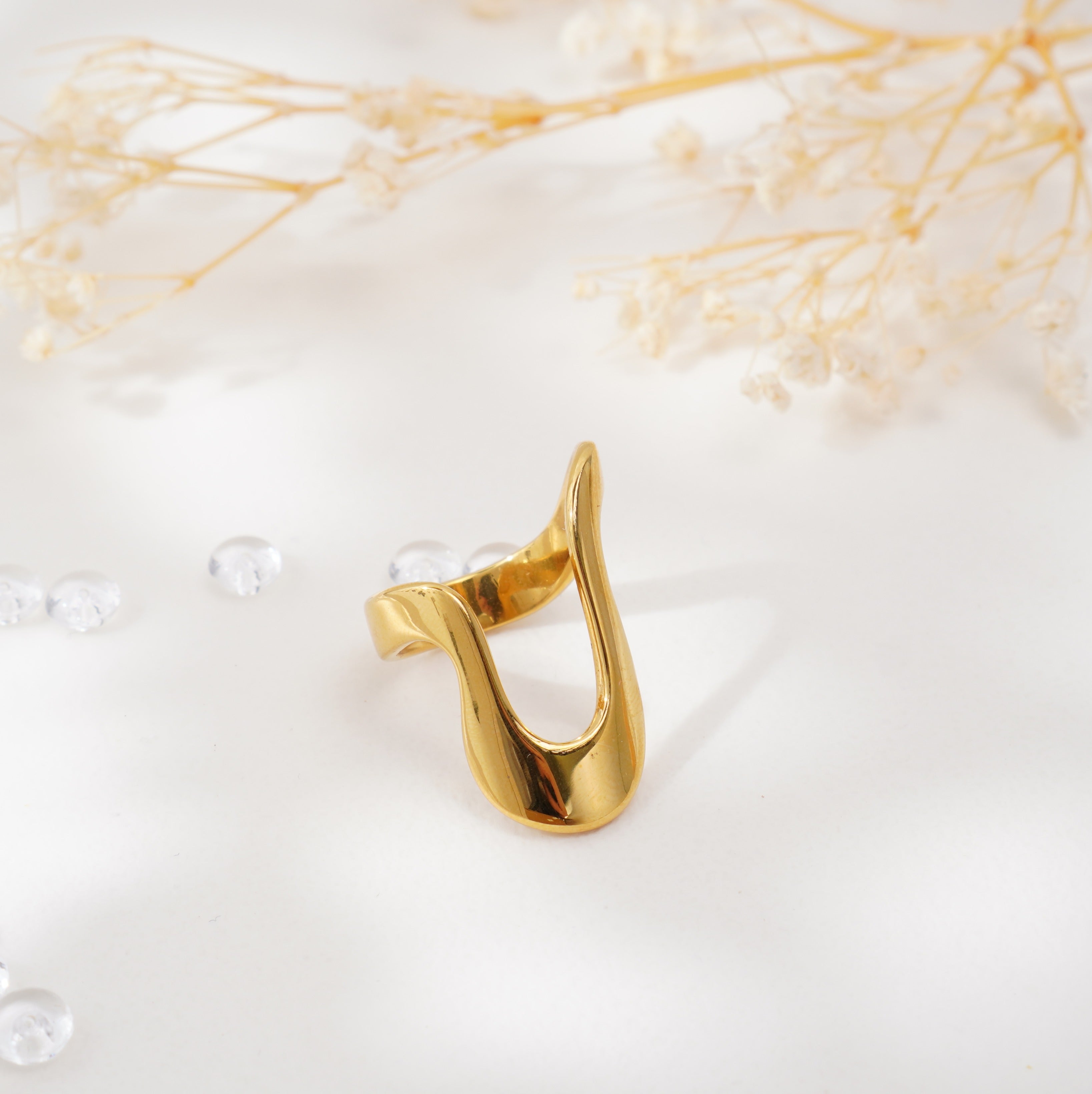 Bague dorée design fluide en acier inoxydable – Élégance contemporaine