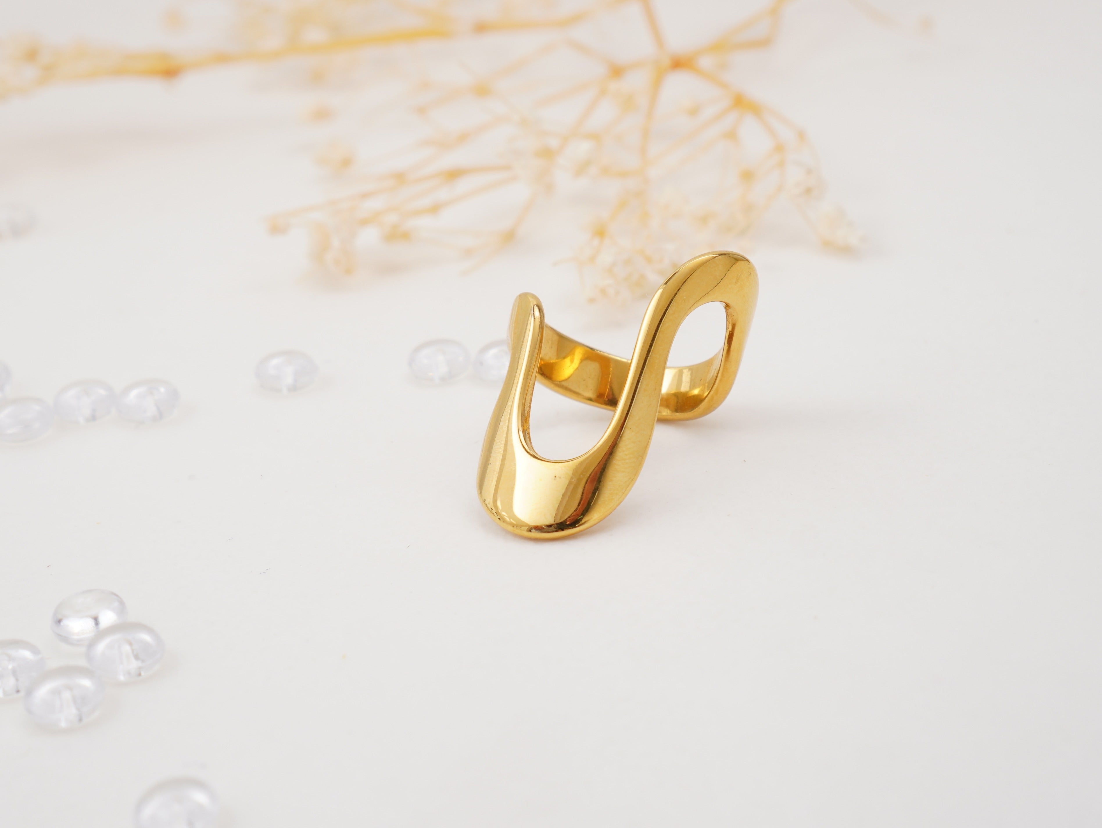 Bague dorée design fluide en acier inoxydable – Élégance contemporaine