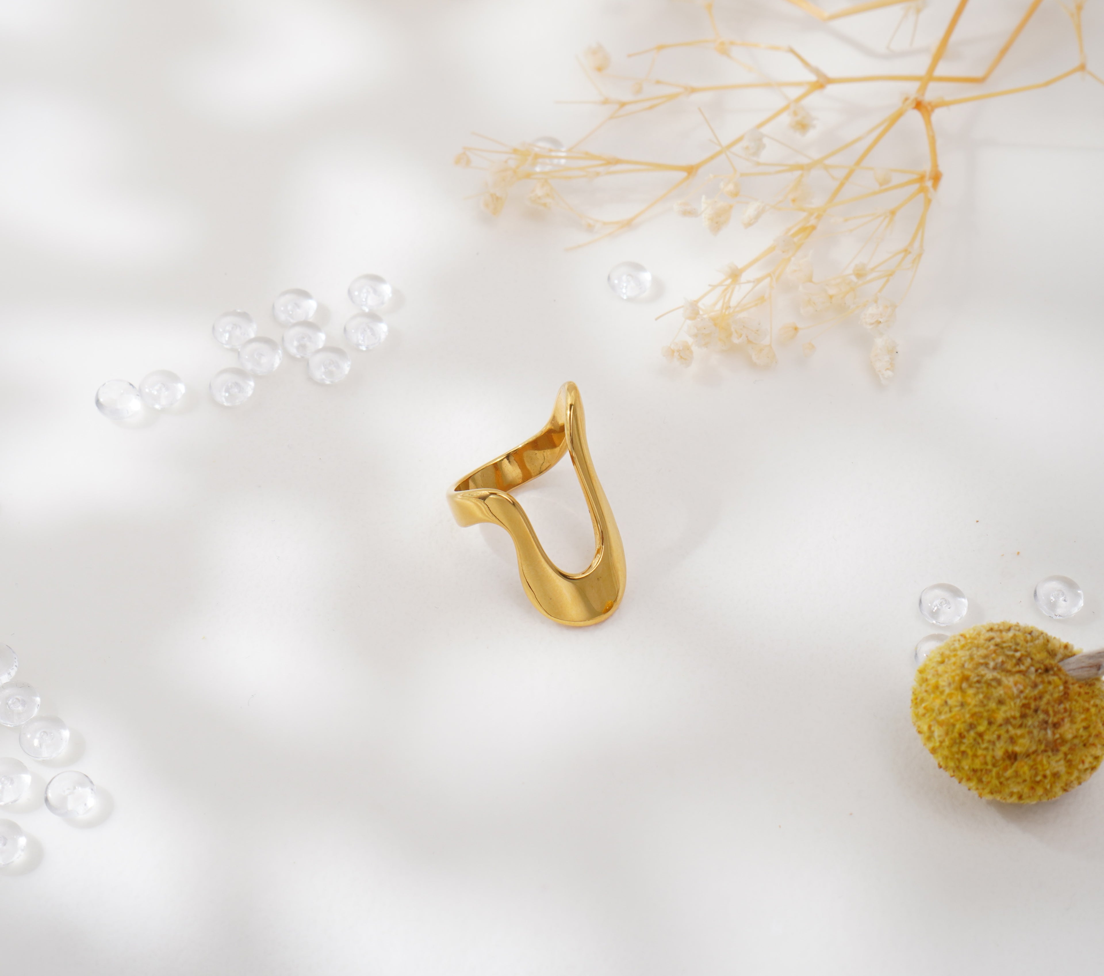 Bague dorée design fluide en acier inoxydable – Élégance contemporaine