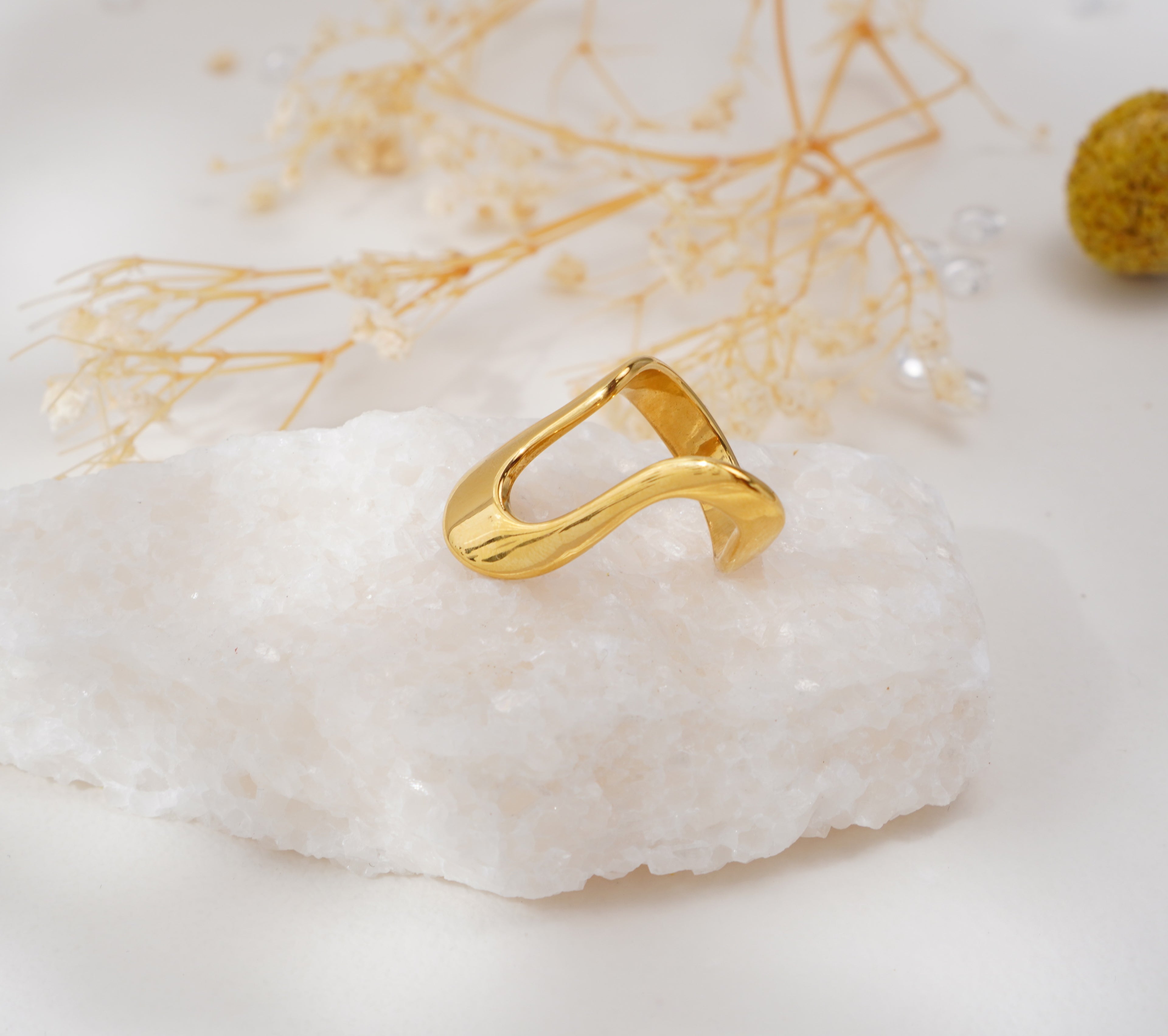 Bague dorée design fluide en acier inoxydable – Élégance contemporaine