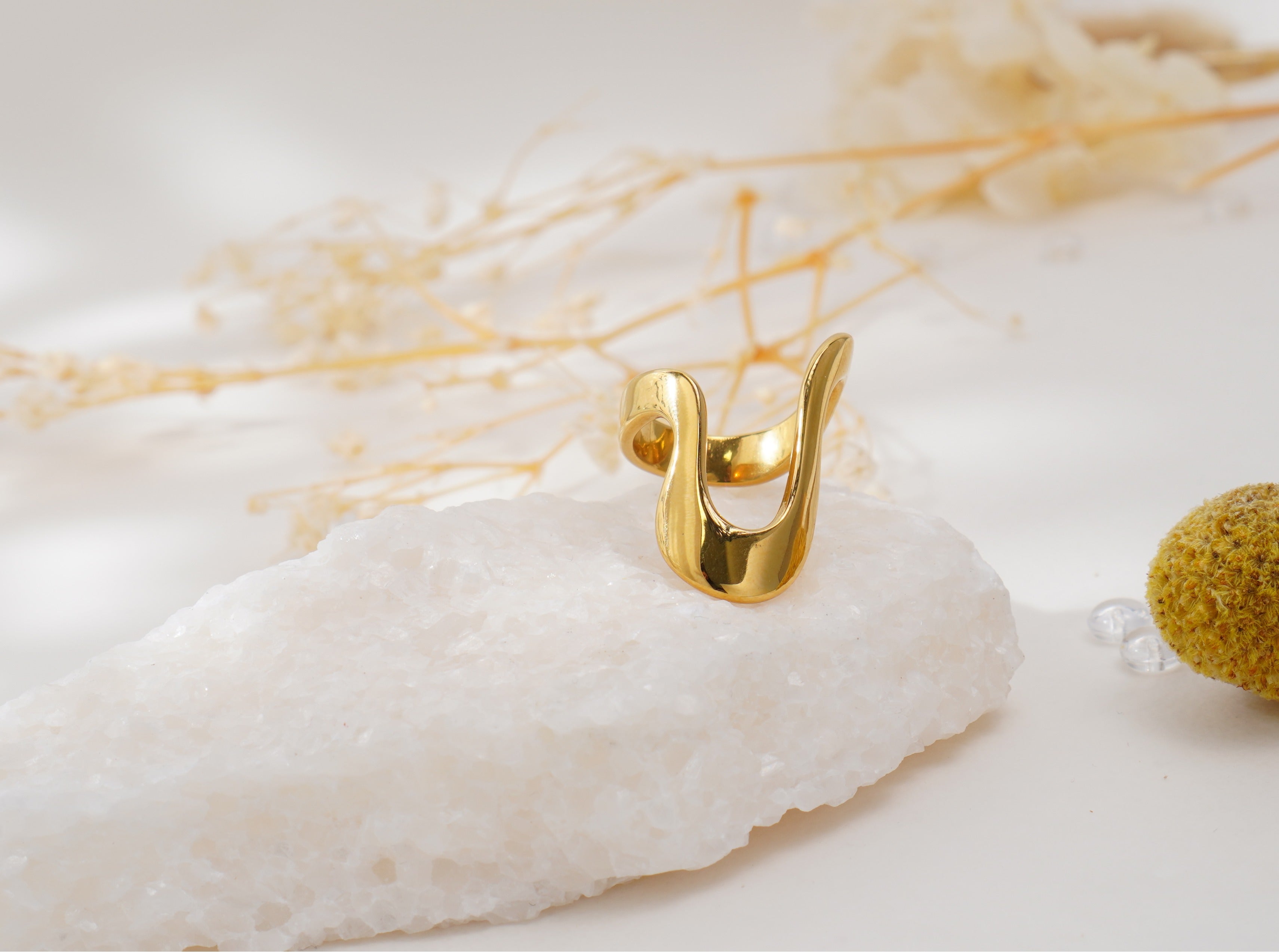 Bague dorée design fluide en acier inoxydable – Élégance contemporaine