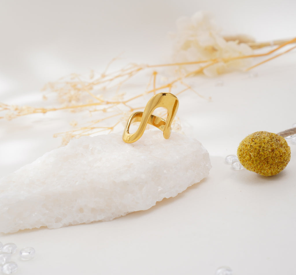 Bague dorée design fluide en acier inoxydable – Élégance contemporaine