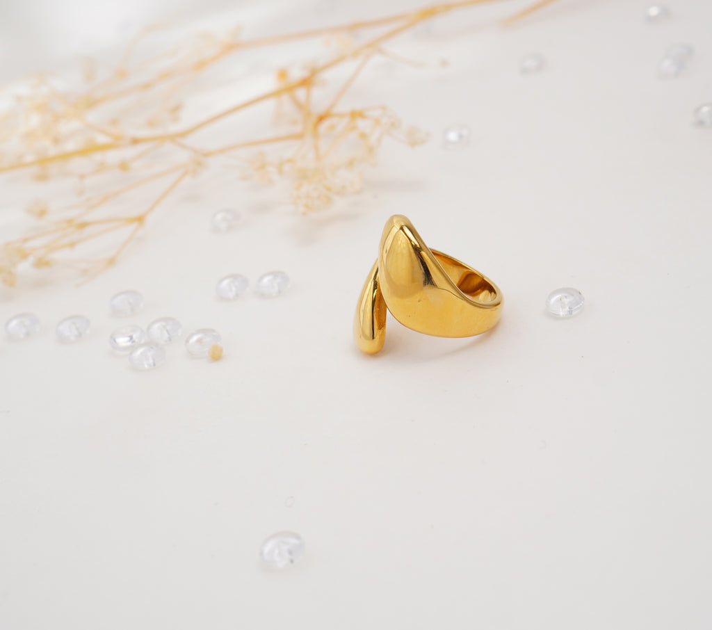 Bague dorée design goutte ouverte en acier inoxydable – Élégance sculpturale & modernité raffinée