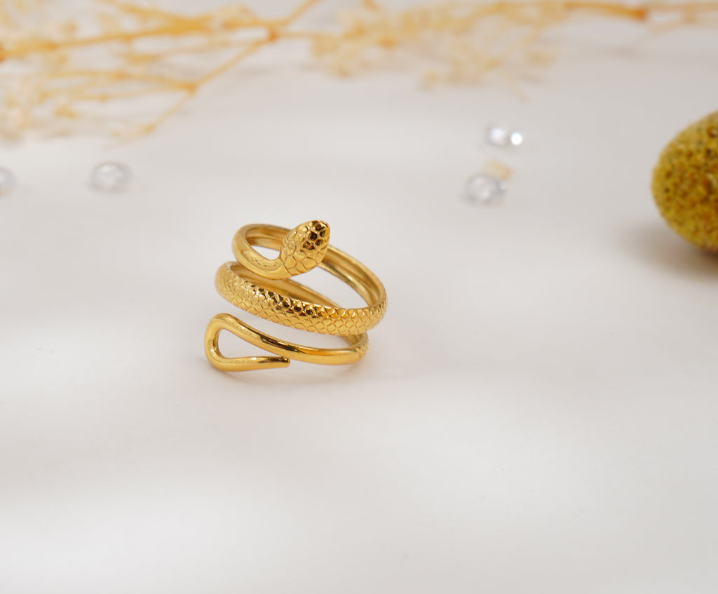 Bague serpent dorée en acier inoxydable – Élégance sculpturale & symbole de puissance