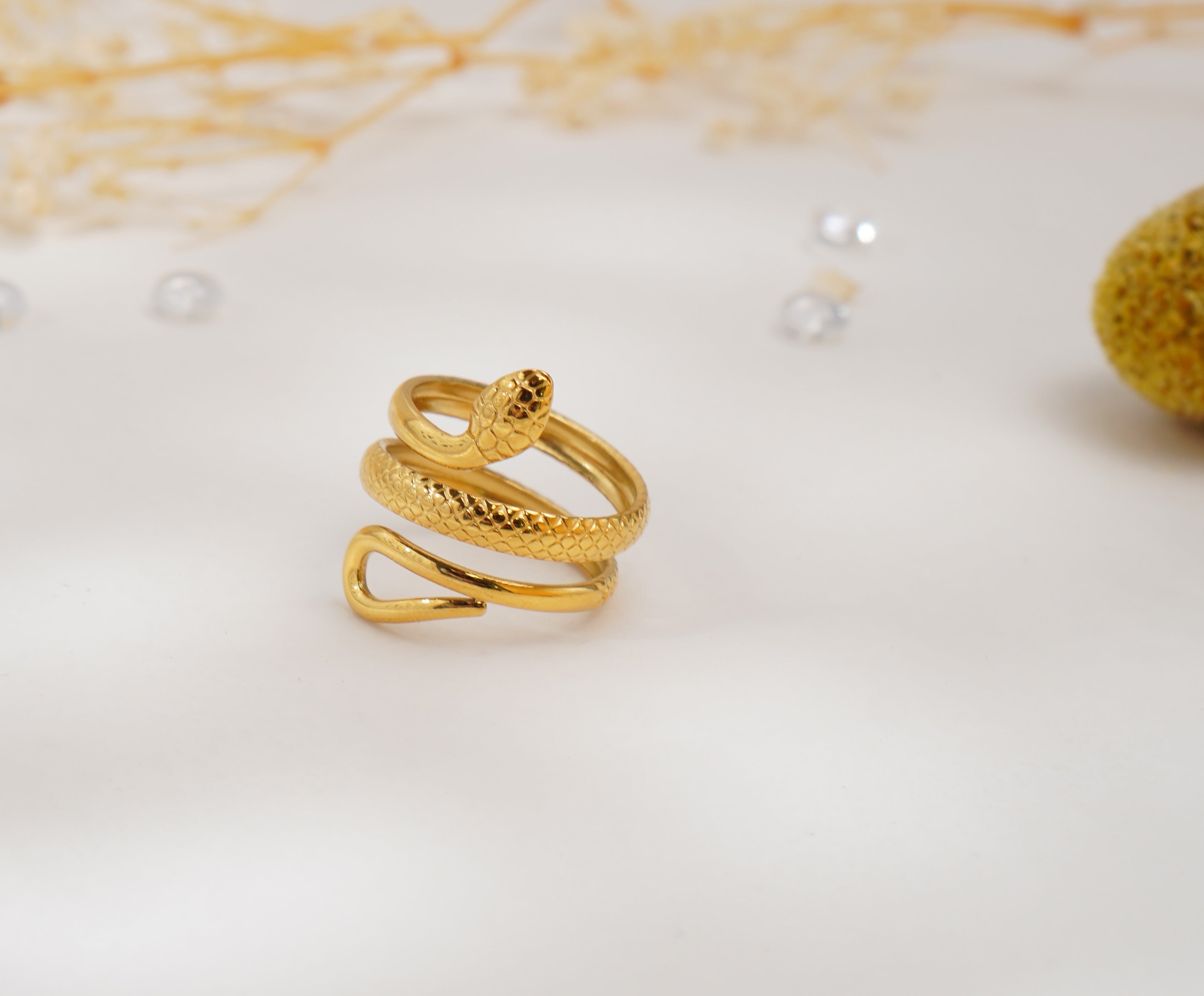 Bague serpent dorée en acier inoxydable – Élégance sculpturale & symbole de puissance