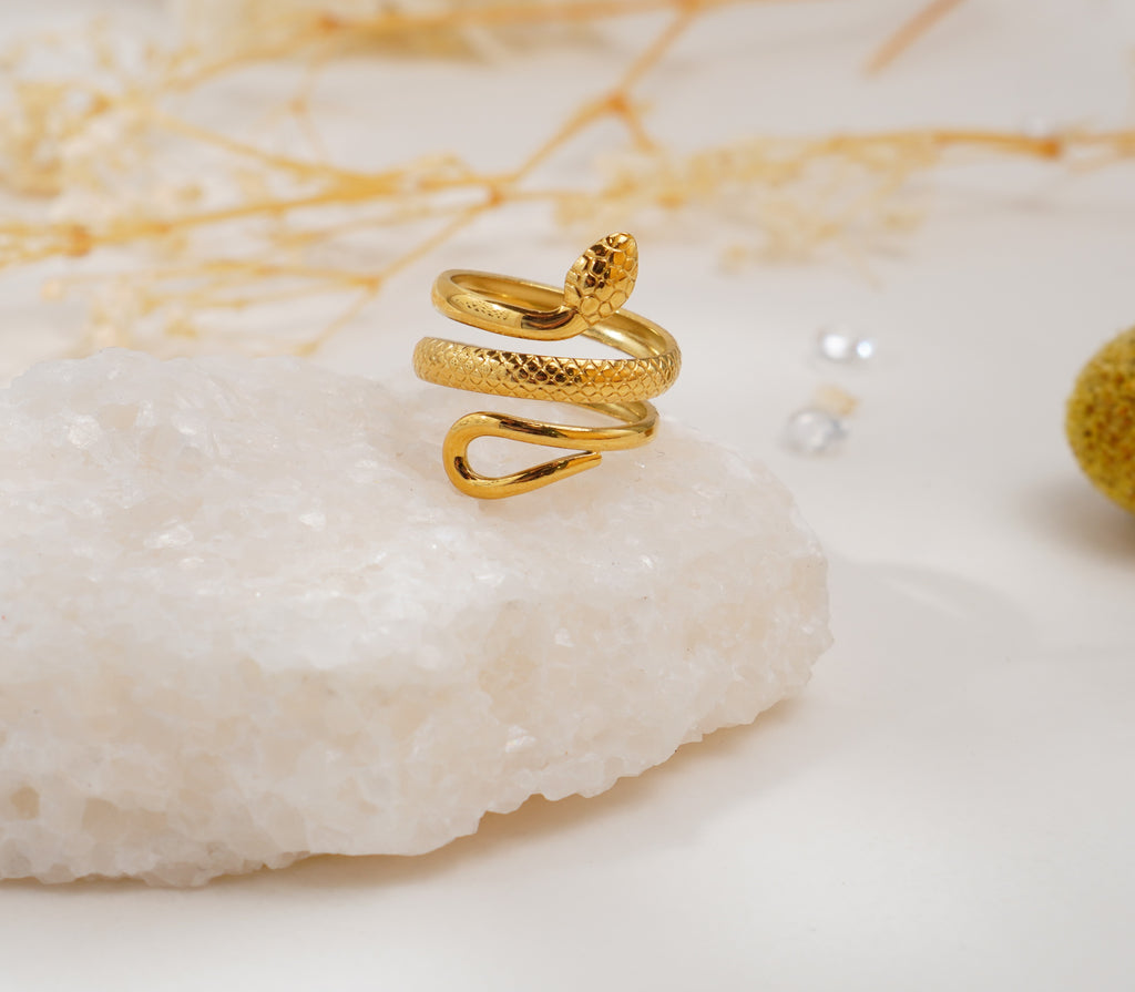 Bague serpent dorée en acier inoxydable – Élégance sculpturale & symbole de puissance