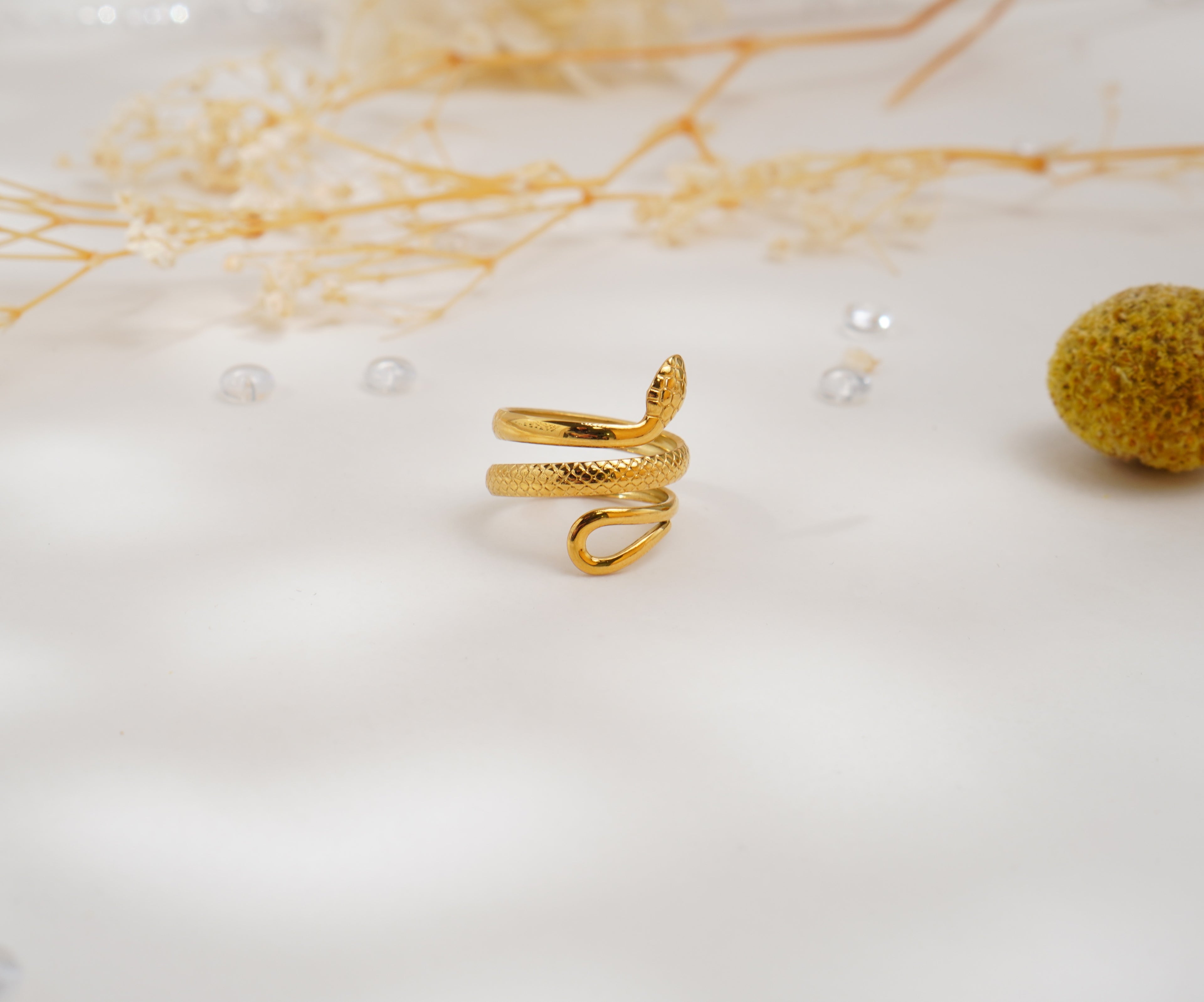Bague serpent dorée en acier inoxydable – Élégance sculpturale & symbole de puissance