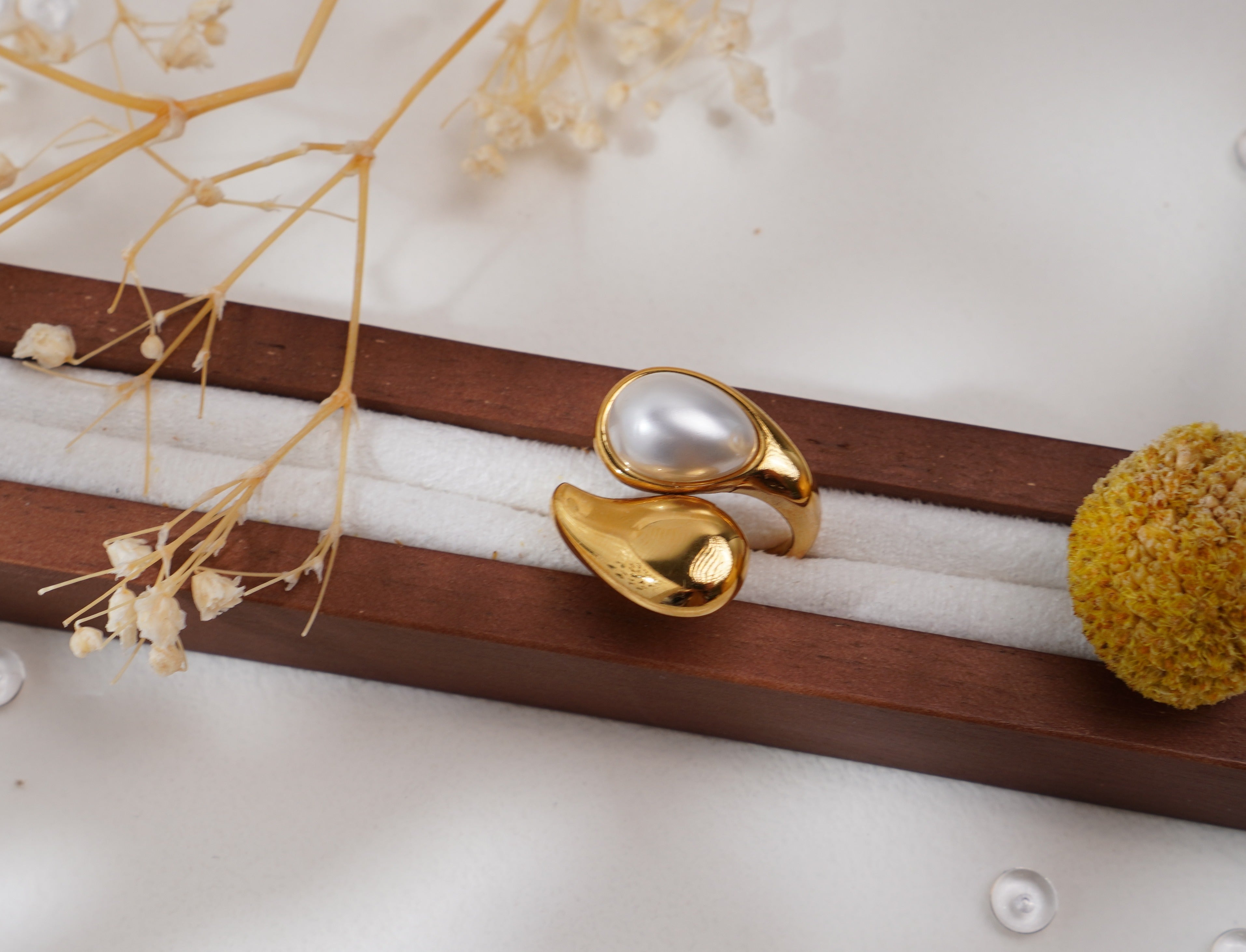 Bague et Bracelet dorés goutte perle synthétique en acier inoxydable – Design fluide & moderne