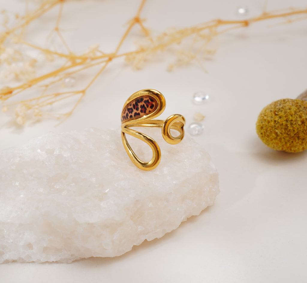 Bague en acier inoxydable au motif léopard rétro – Silhouette fluide & esprit sauvage chic