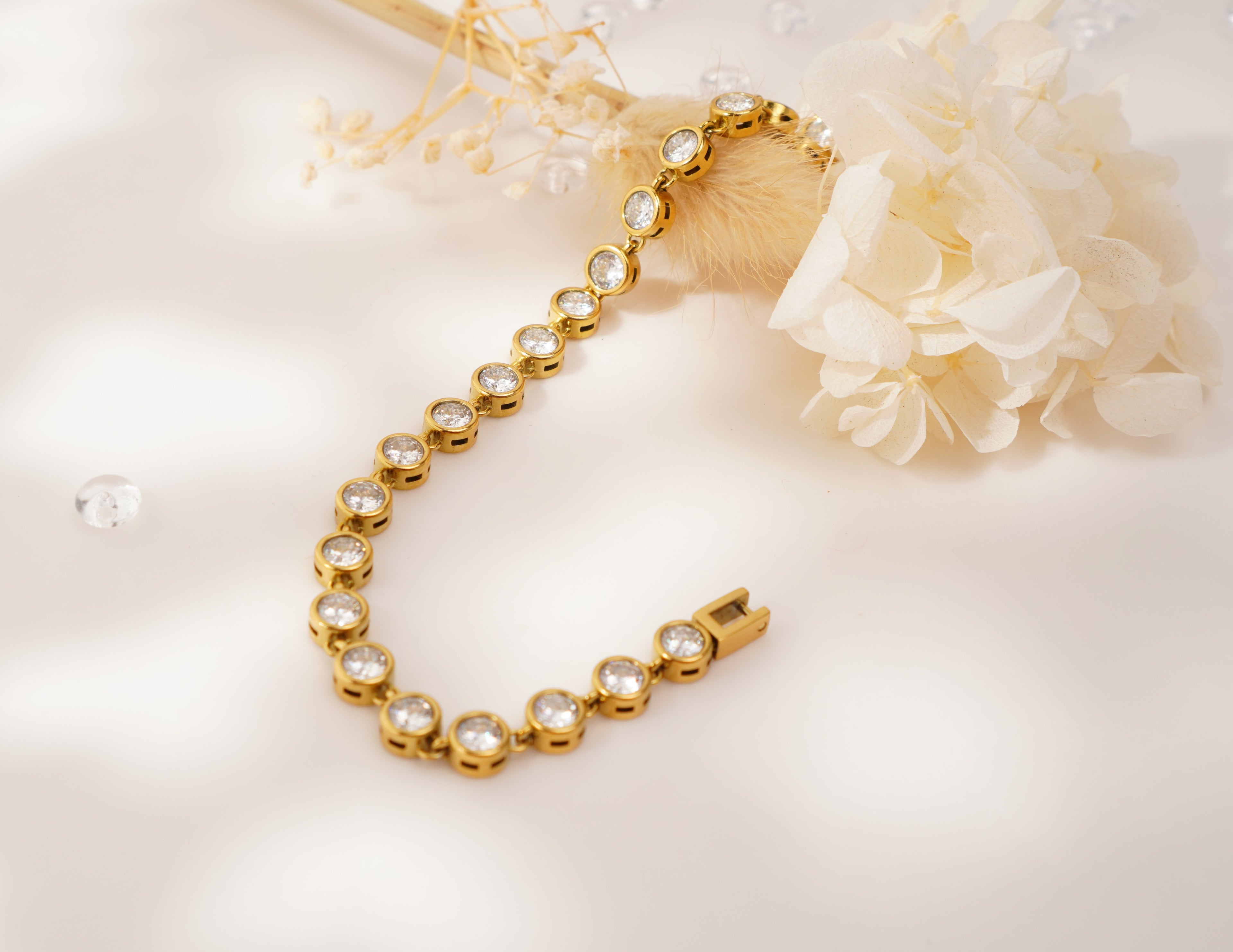 Bracelet doré à zircon rond en acier inoxydable – Élégance moderne