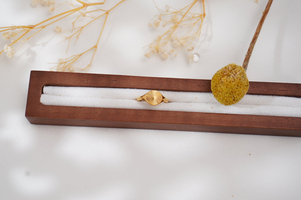 Bague chevalière rétro en acier inoxydable – Gravure rayons de soleil