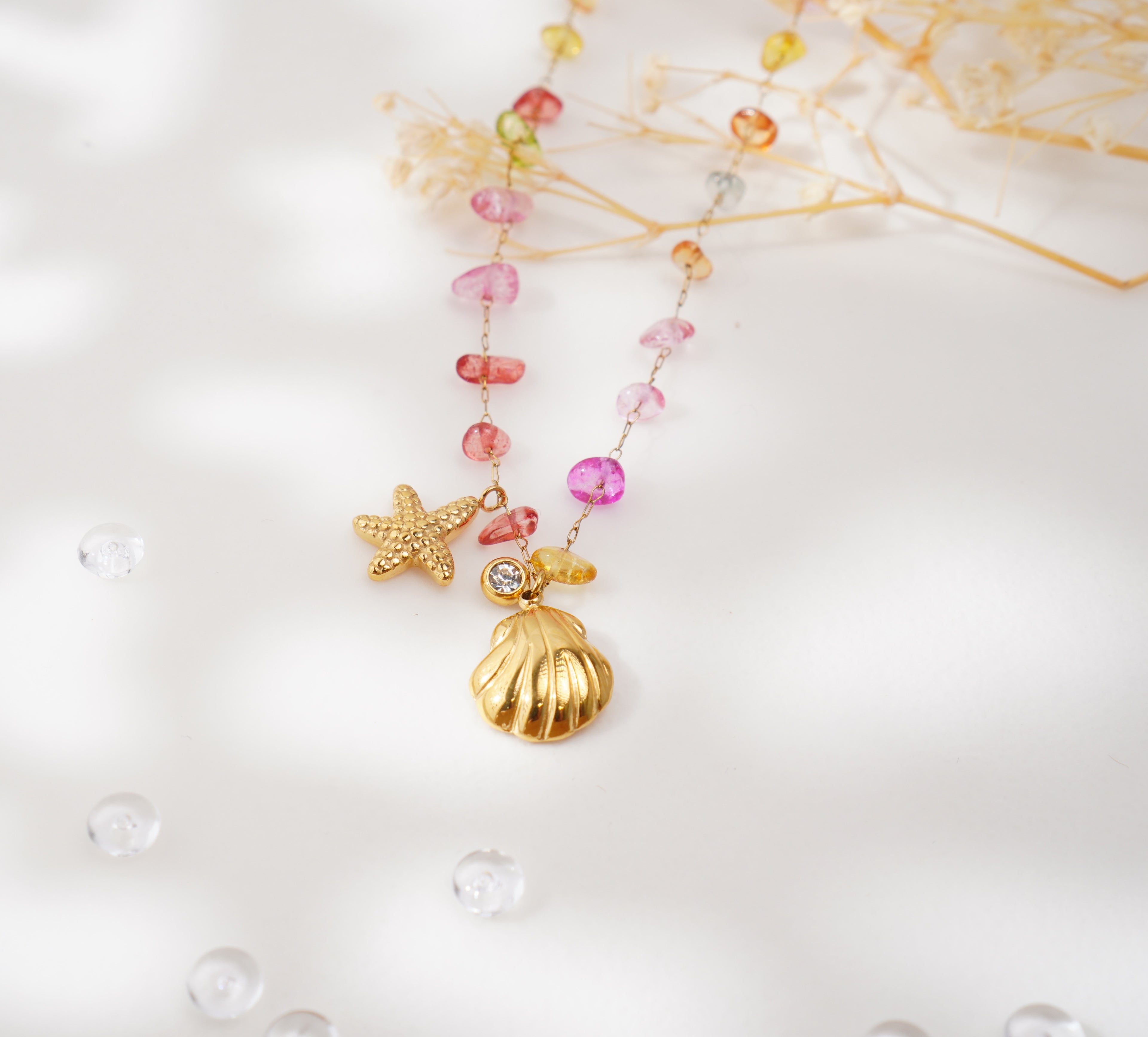 Collier multicolore avec pendentifs étoile de mer et coquillage – Élégance estivale & éclat raffiné