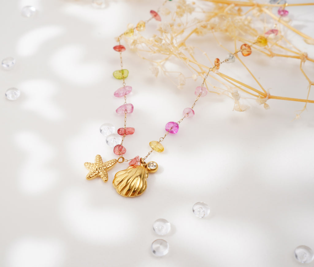 Collier multicolore avec pendentifs étoile de mer et coquillage – Élégance estivale & éclat raffiné