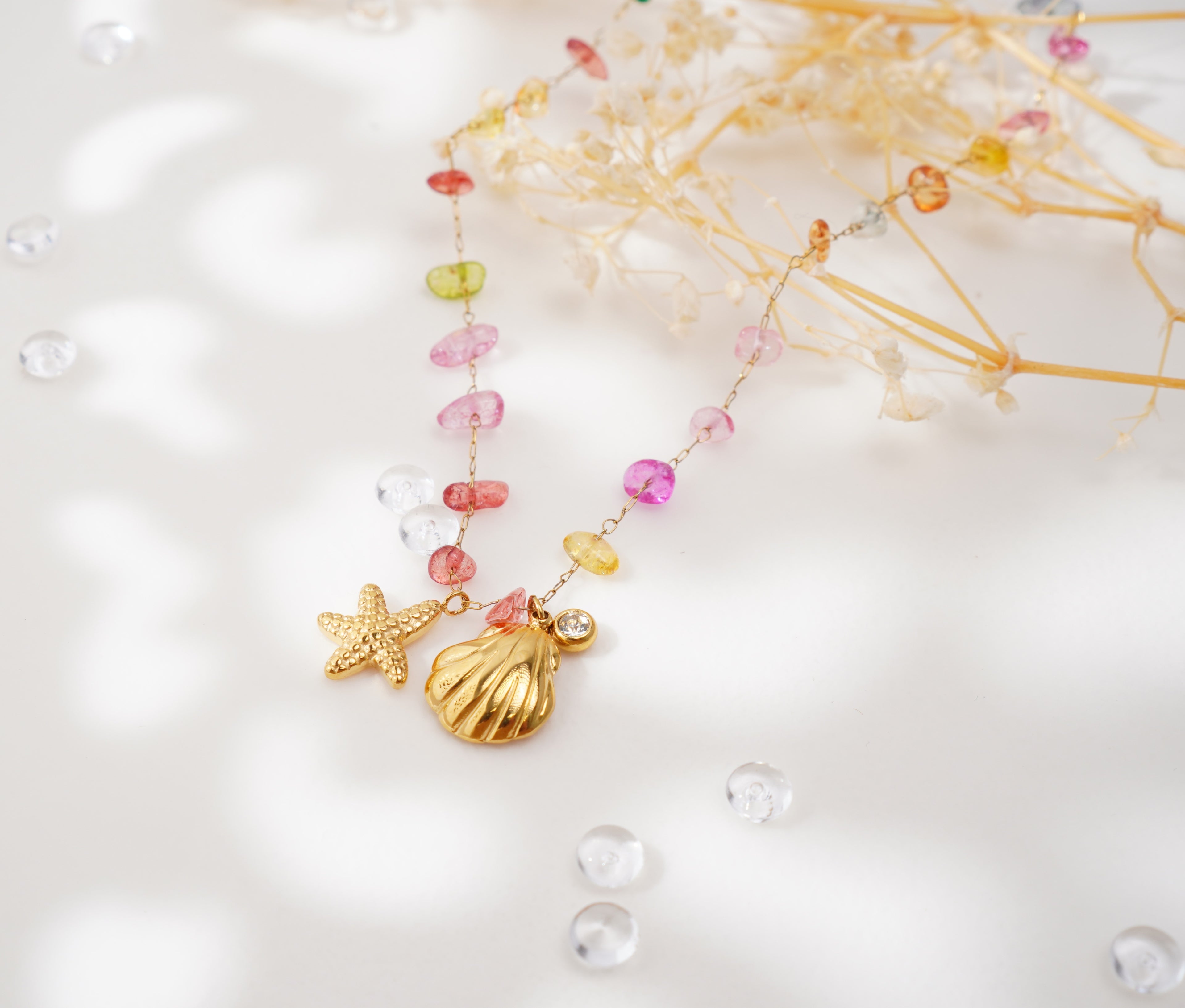 Collier multicolore avec pendentifs étoile de mer et coquillage – Élégance estivale & éclat raffiné