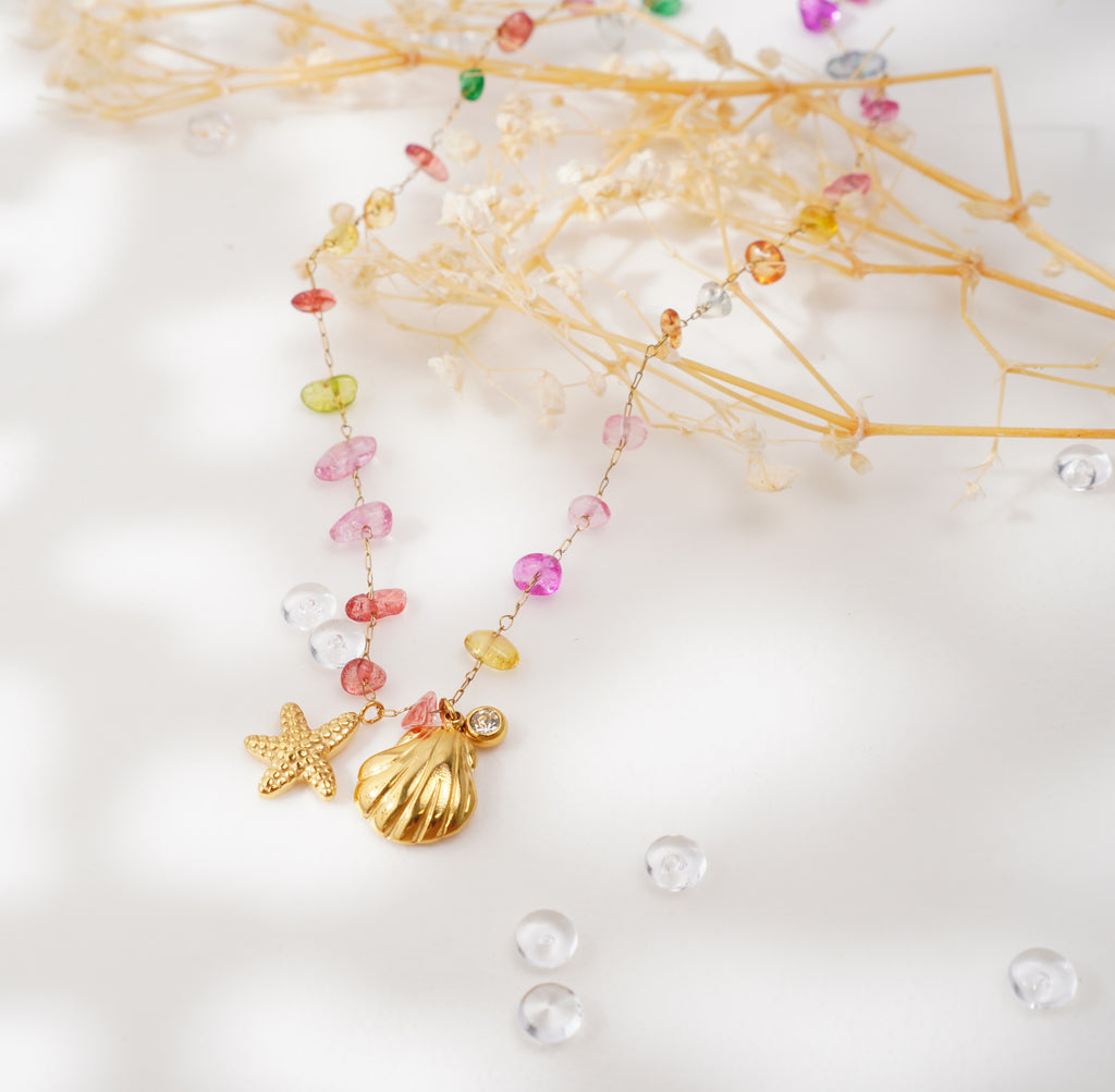 Collier multicolore avec pendentifs étoile de mer et coquillage – Élégance estivale & éclat raffiné