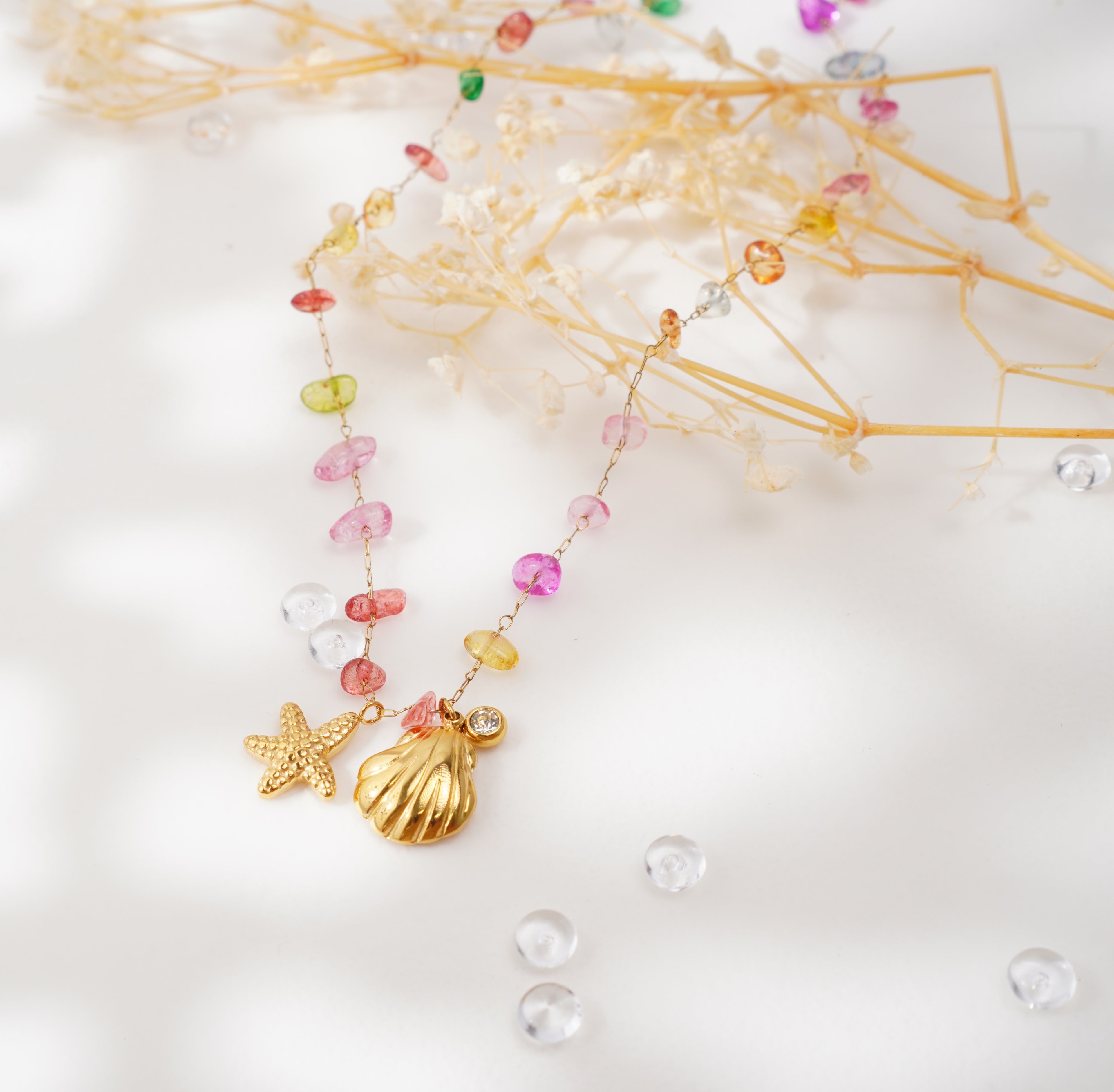 Collier multicolore avec pendentifs étoile de mer et coquillage – Élégance estivale & éclat raffiné