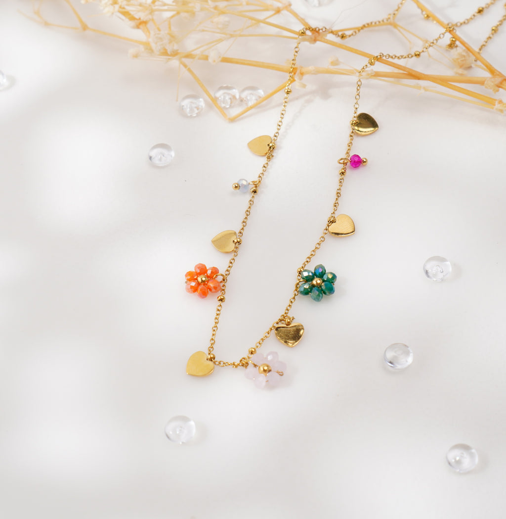 Collier doré à pendentifs cœur et fleurs colorées – Élégance printanière & charme raffiné