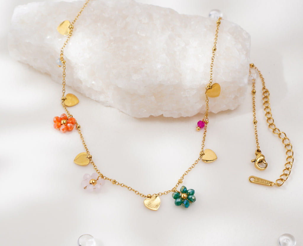 Collier doré à pendentifs cœur et fleurs colorées – Élégance printanière & charme raffiné