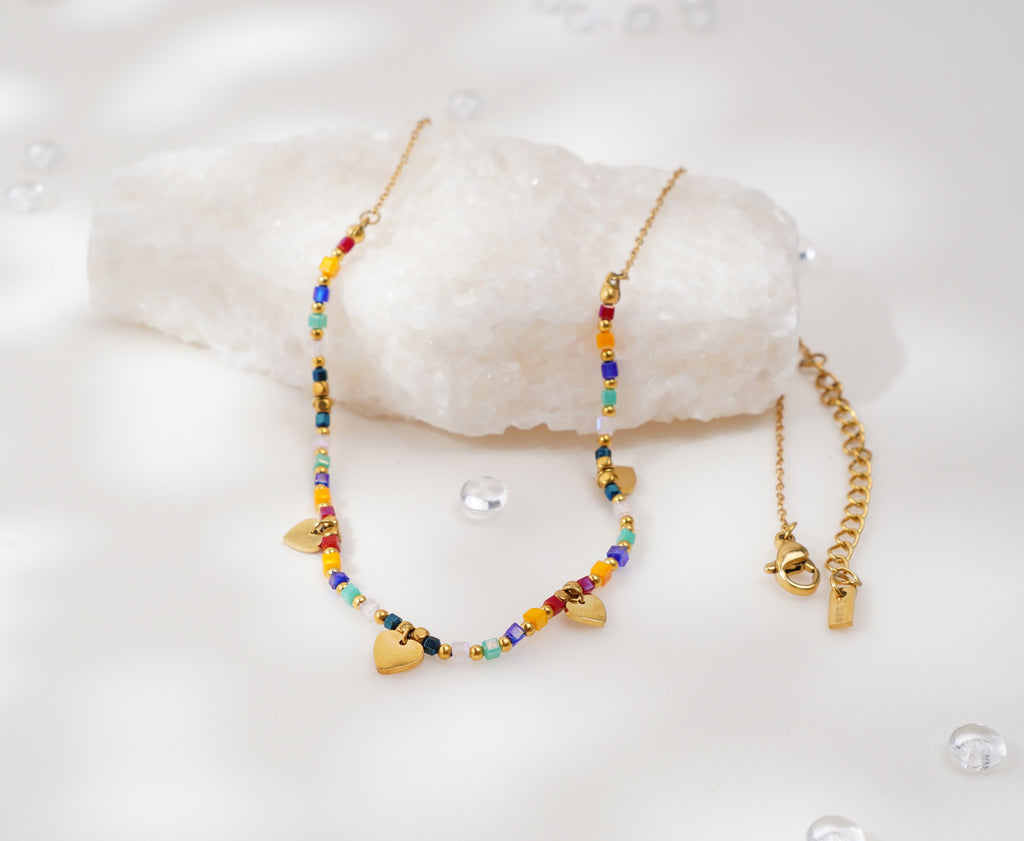 Collier multicolore à pendentifs cœur doré – Élégance estivale & éclat joyeux