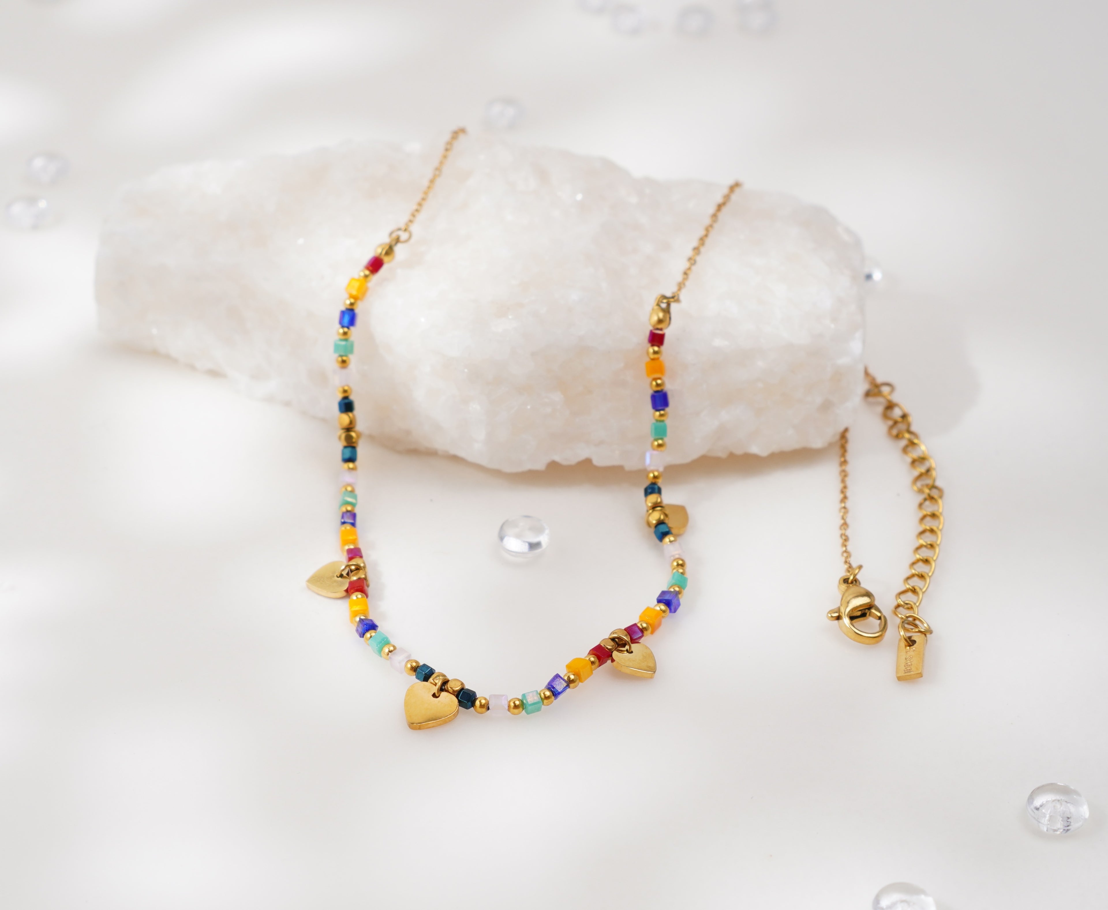 Collier multicolore à pendentifs cœur doré – Élégance estivale & éclat joyeux