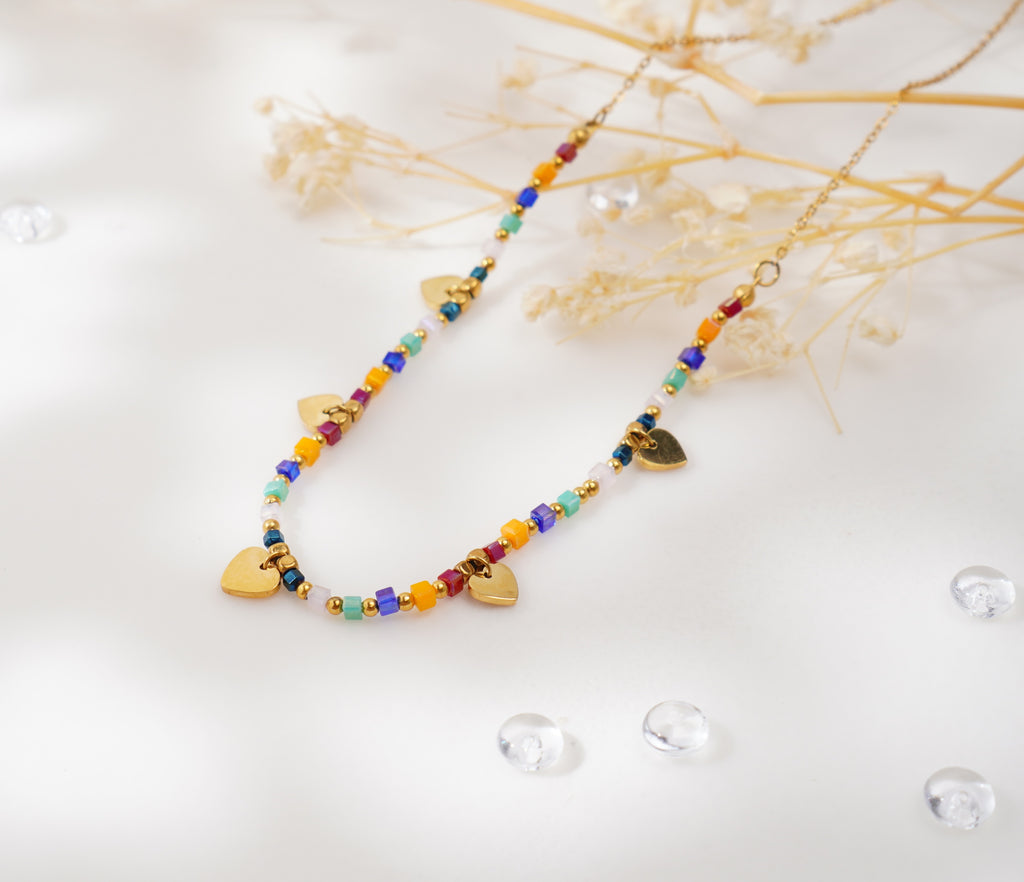 Collier multicolore à pendentifs cœur doré – Élégance estivale & éclat joyeux