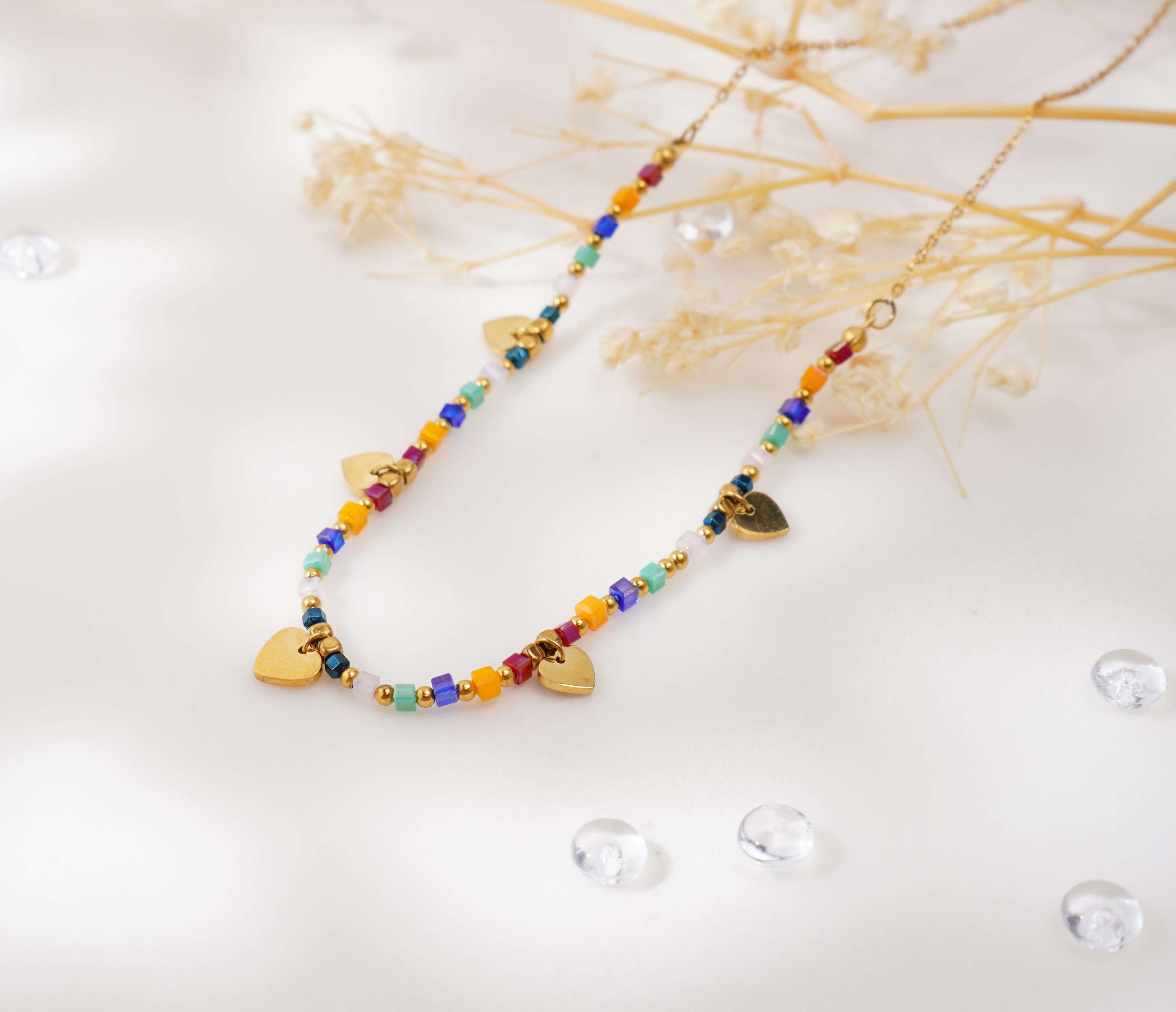 Collier multicolore à pendentifs cœur doré – Élégance estivale & éclat joyeux