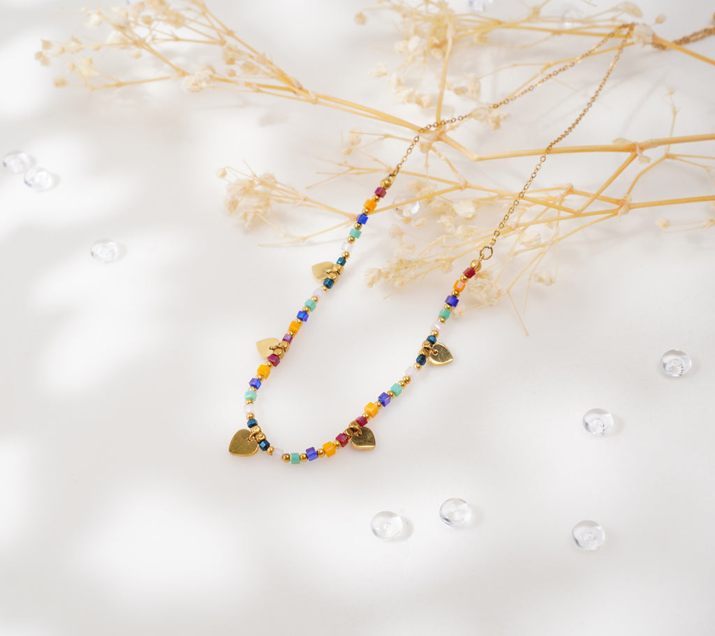 Collier multicolore à pendentifs cœur doré – Élégance estivale & éclat joyeux