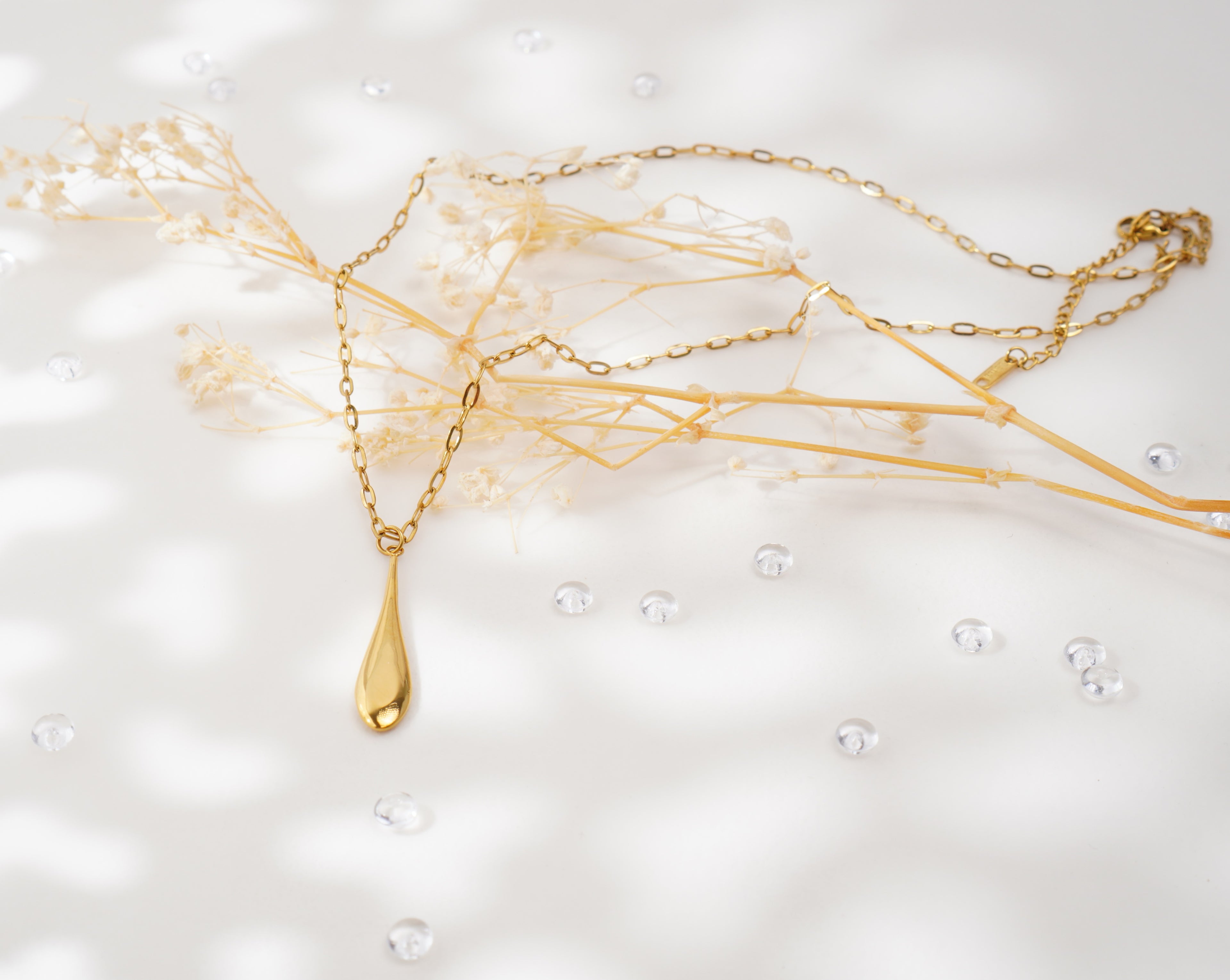 Collier doré pendentif goutte en acier inoxydable – Élégance minimaliste
