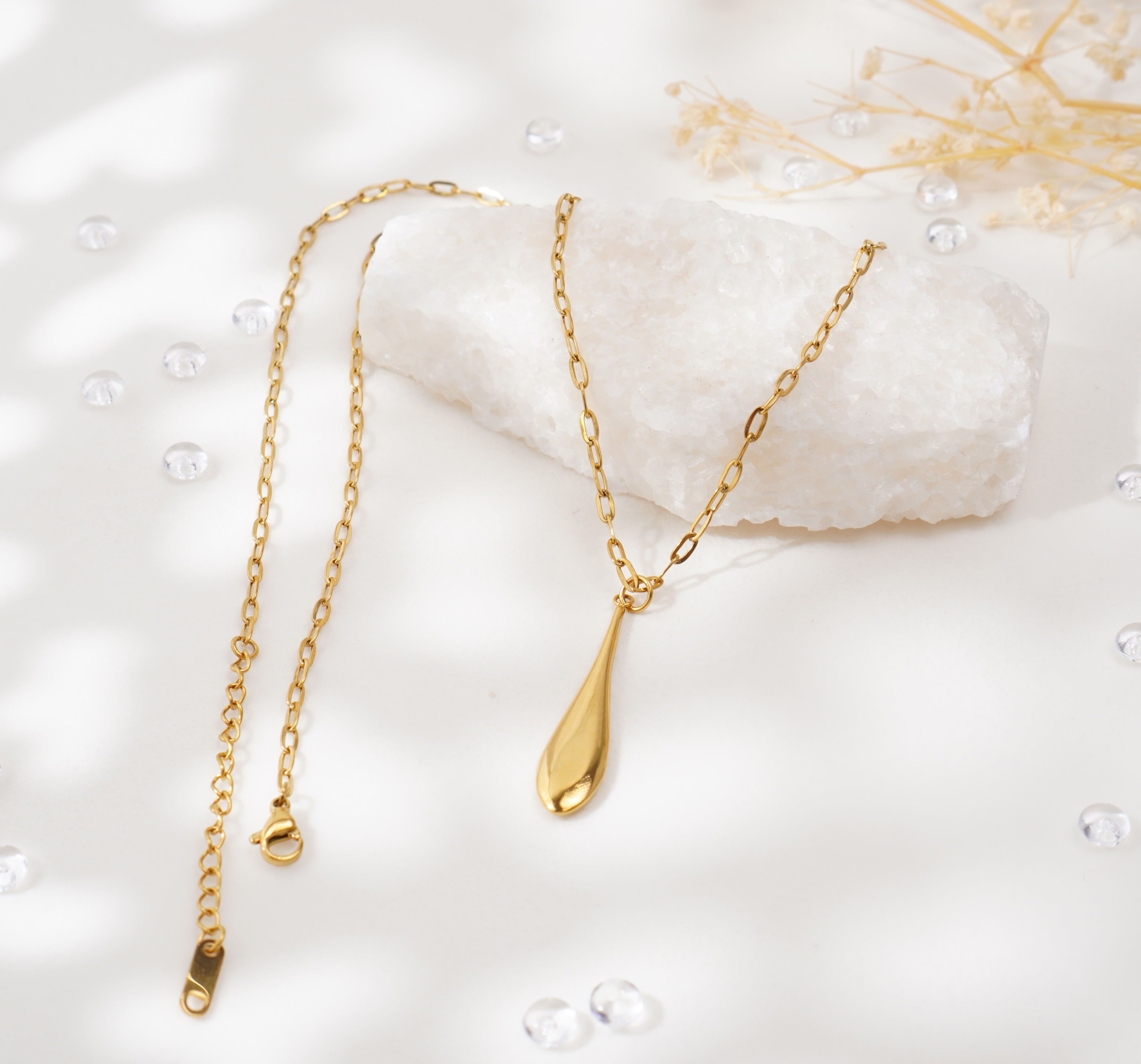Collier doré pendentif goutte en acier inoxydable – Élégance minimaliste