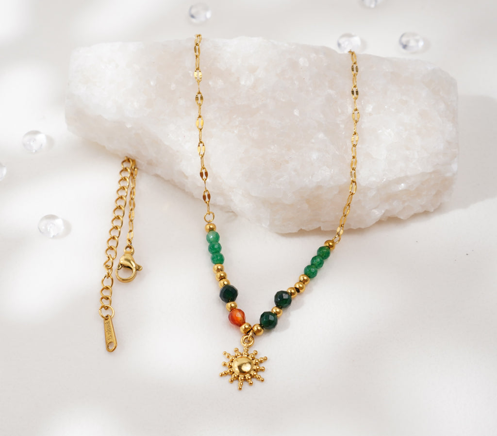Collier en acier inoxydable et pierres naturelles – Pendentif soleil rétro