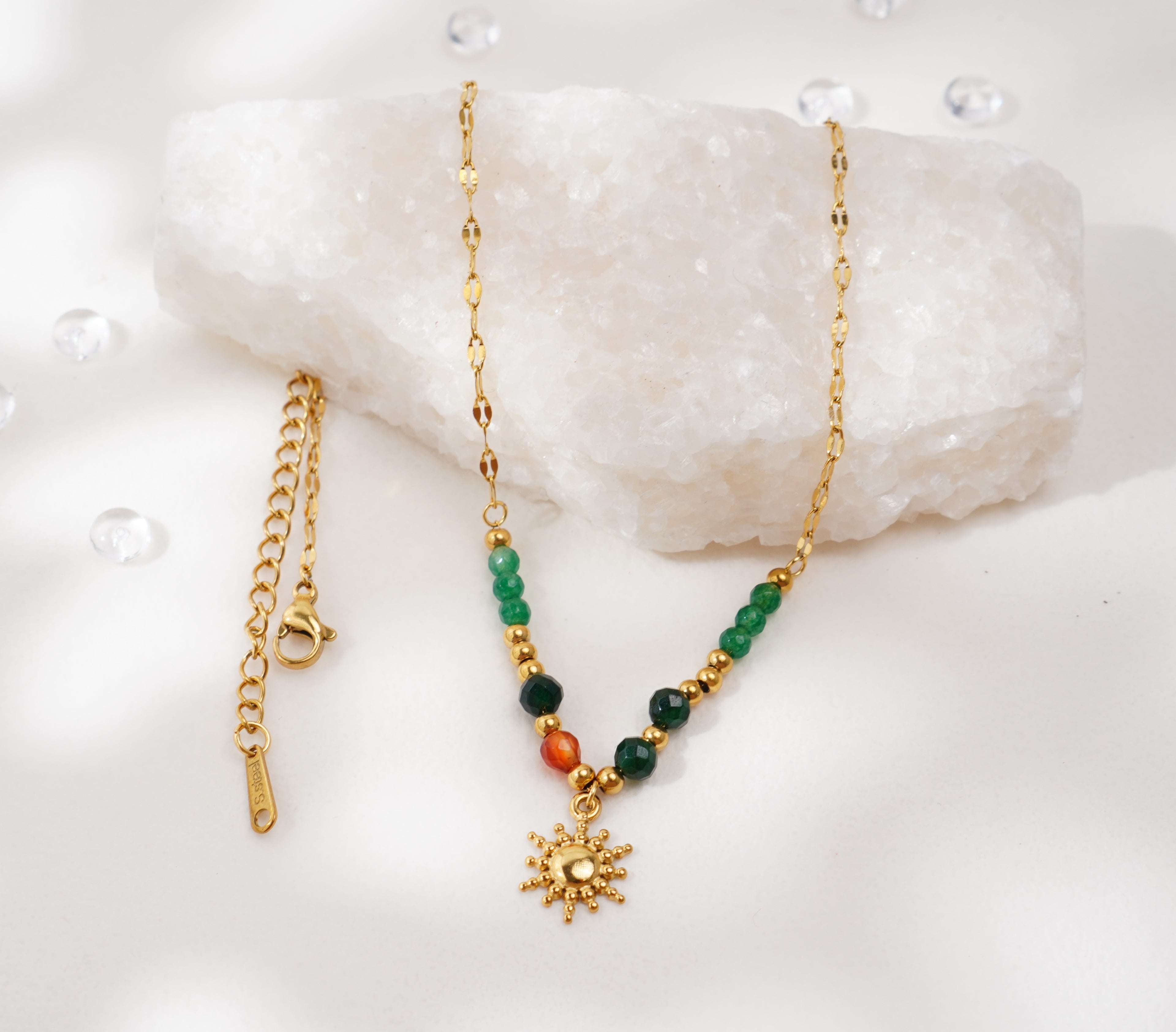Collier en acier inoxydable et pierres naturelles – Pendentif soleil rétro