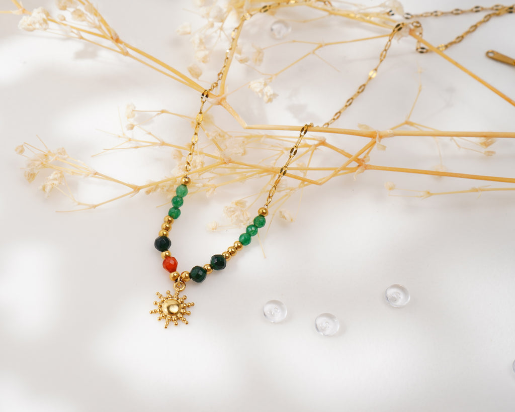 Collier en acier inoxydable et pierres naturelles – Pendentif soleil rétro