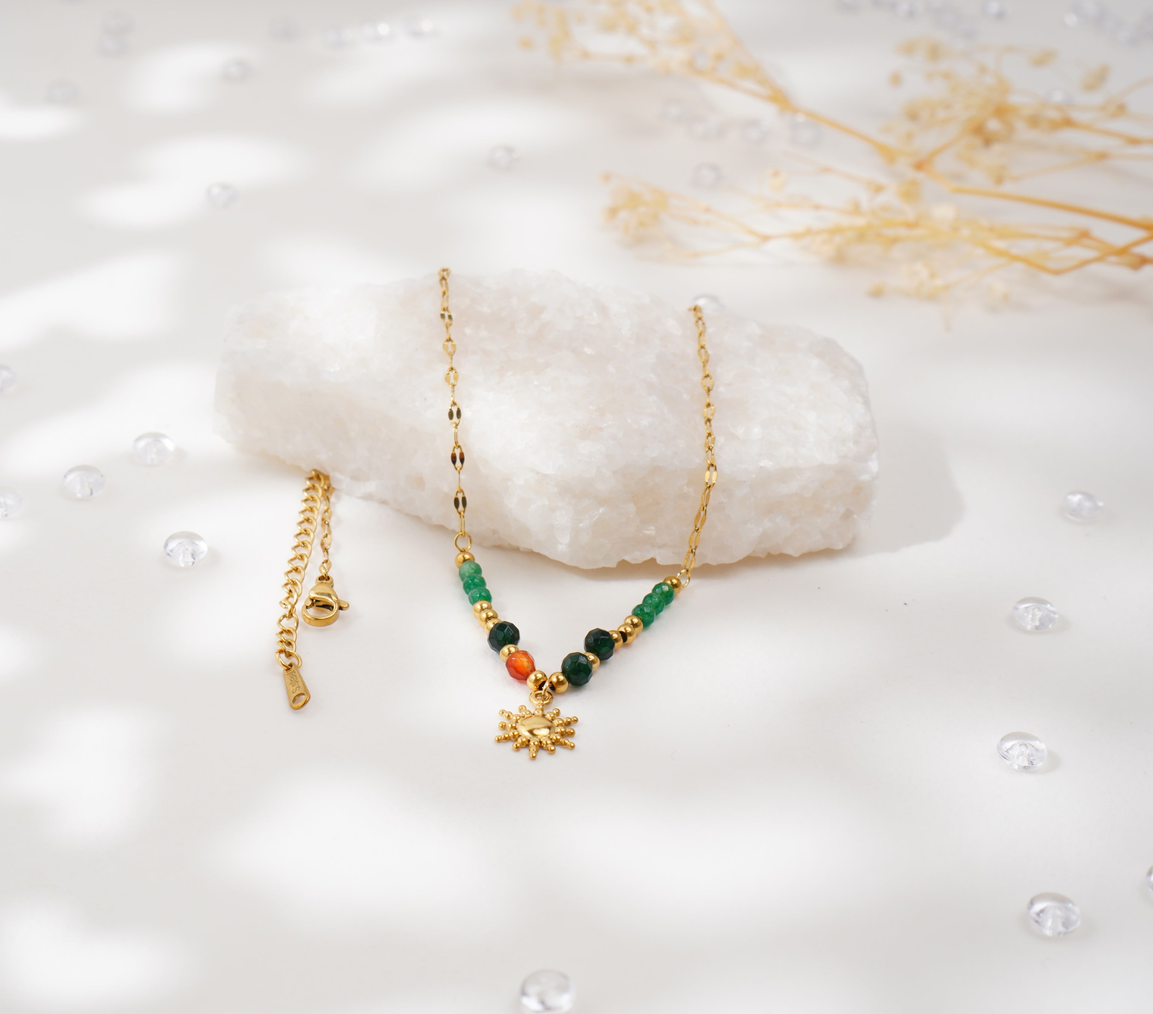 Collier en acier inoxydable et pierres naturelles – Pendentif soleil rétro