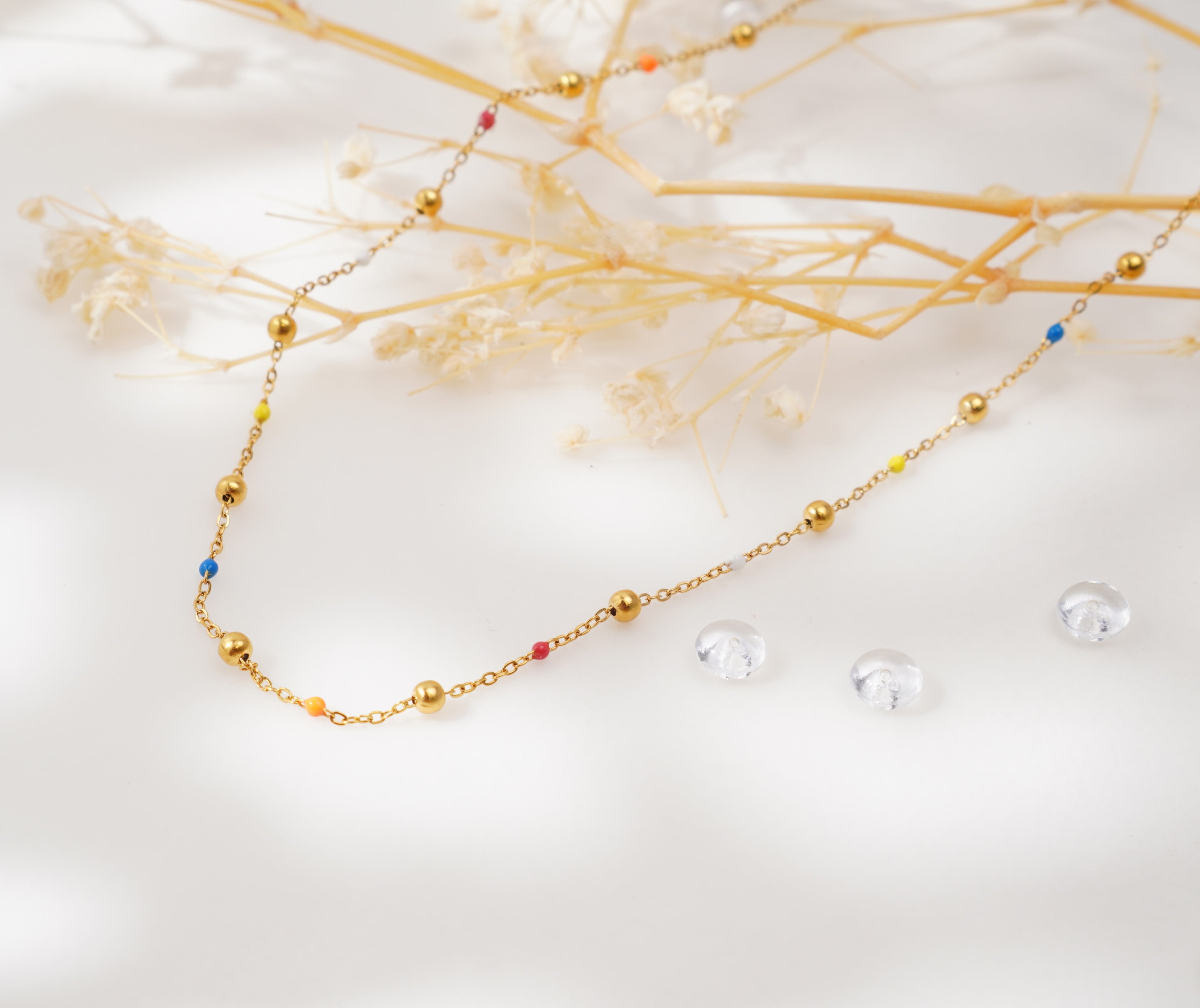 Collier doré à perles colorées – Élégance minimaliste & éclat estival