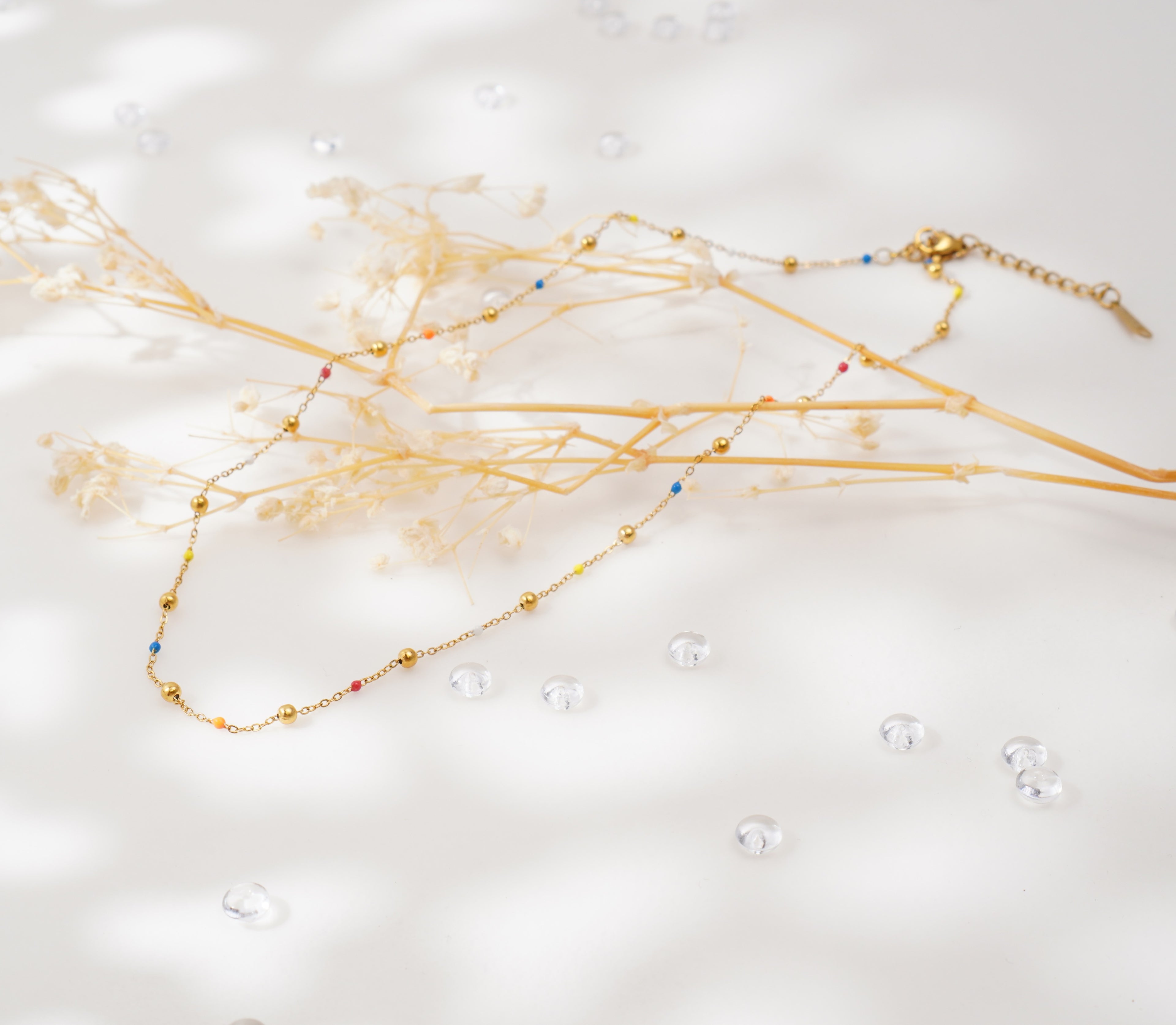 Collier doré à perles colorées – Élégance minimaliste & éclat estival