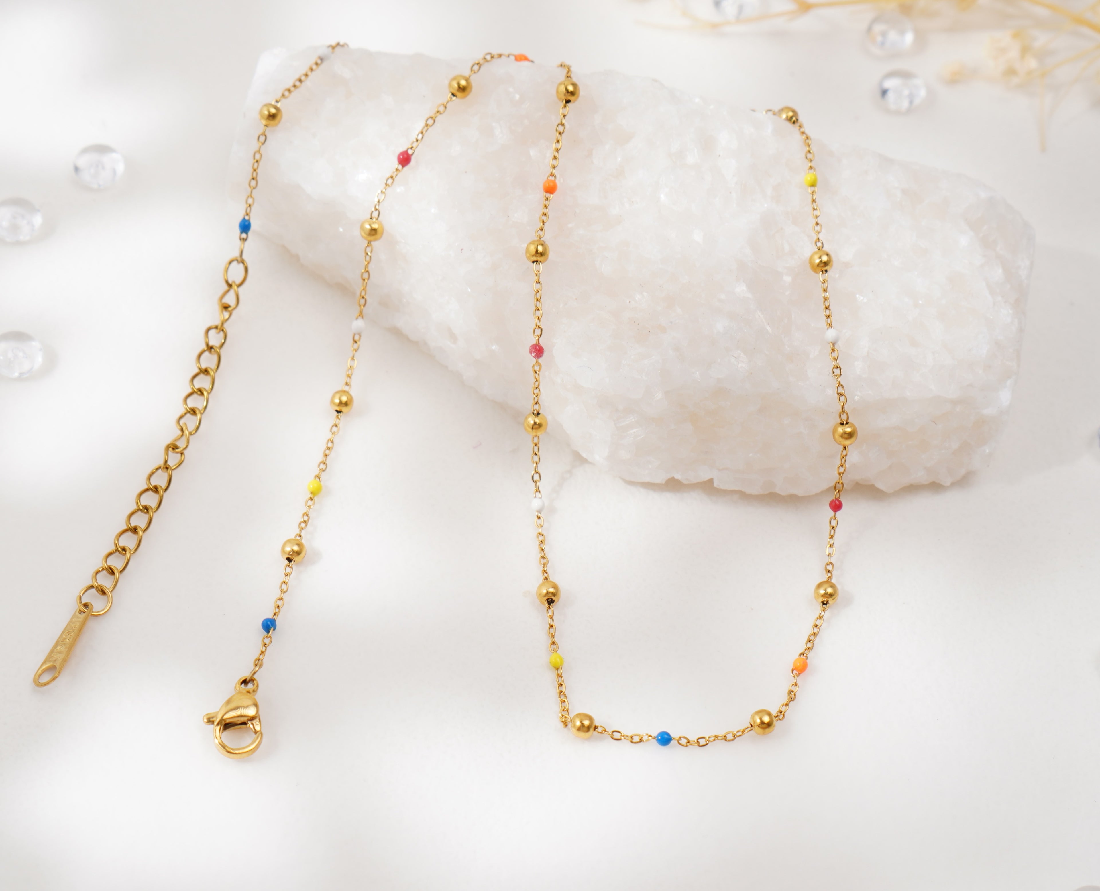 Collier doré à perles colorées – Élégance minimaliste & éclat estival