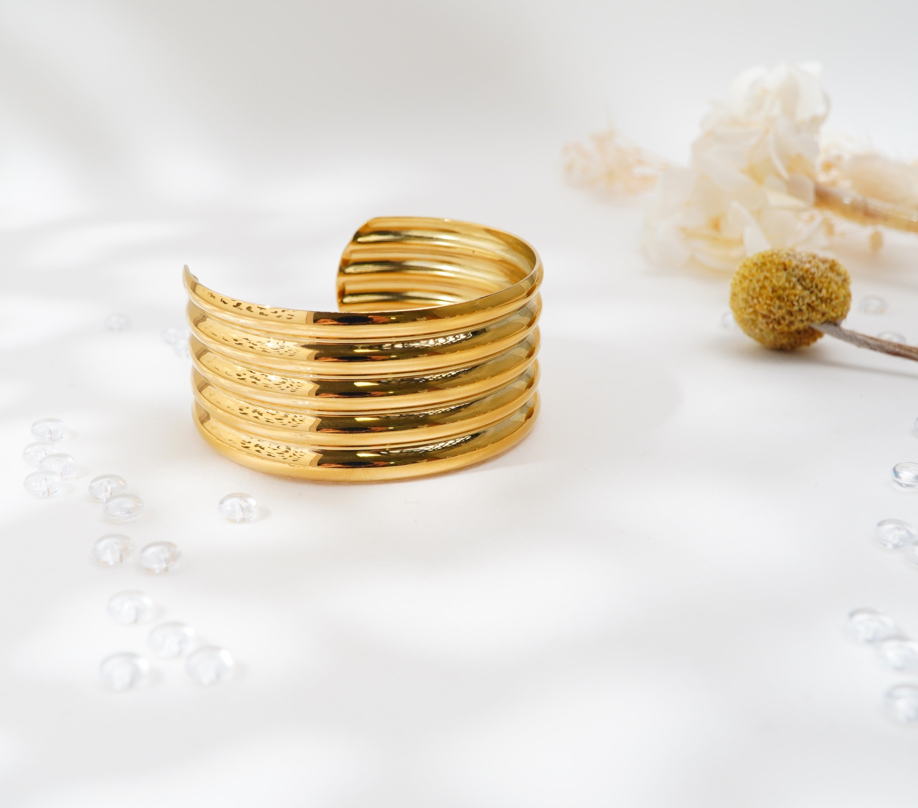 Bracelet doré à lignes superposées en acier inoxydable – Élégance audacieuse & style contemporain