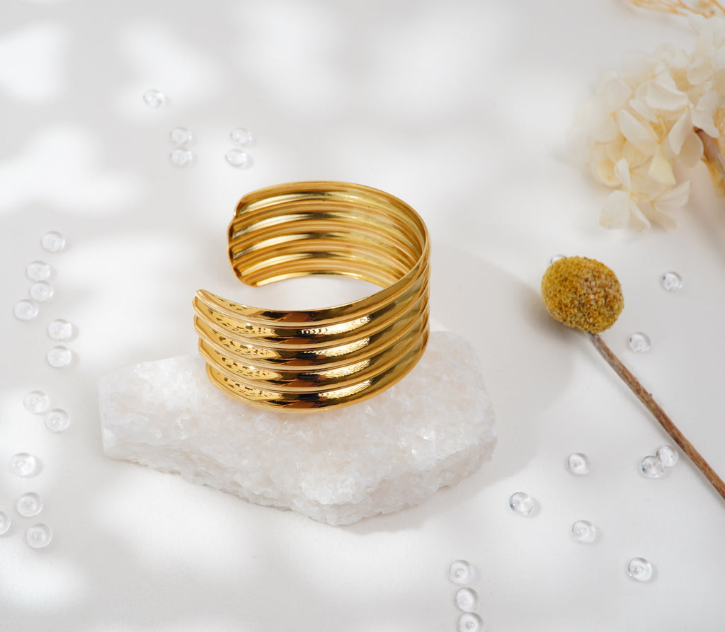 Bracelet doré à lignes superposées en acier inoxydable – Élégance audacieuse & style contemporain