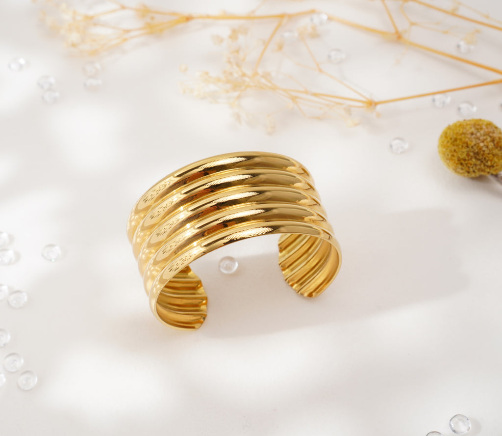 Bracelet doré à lignes superposées en acier inoxydable – Élégance audacieuse & style contemporain
