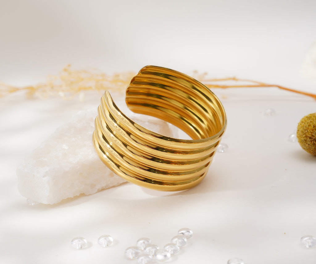 Bracelet doré à lignes superposées en acier inoxydable – Élégance audacieuse & style contemporain