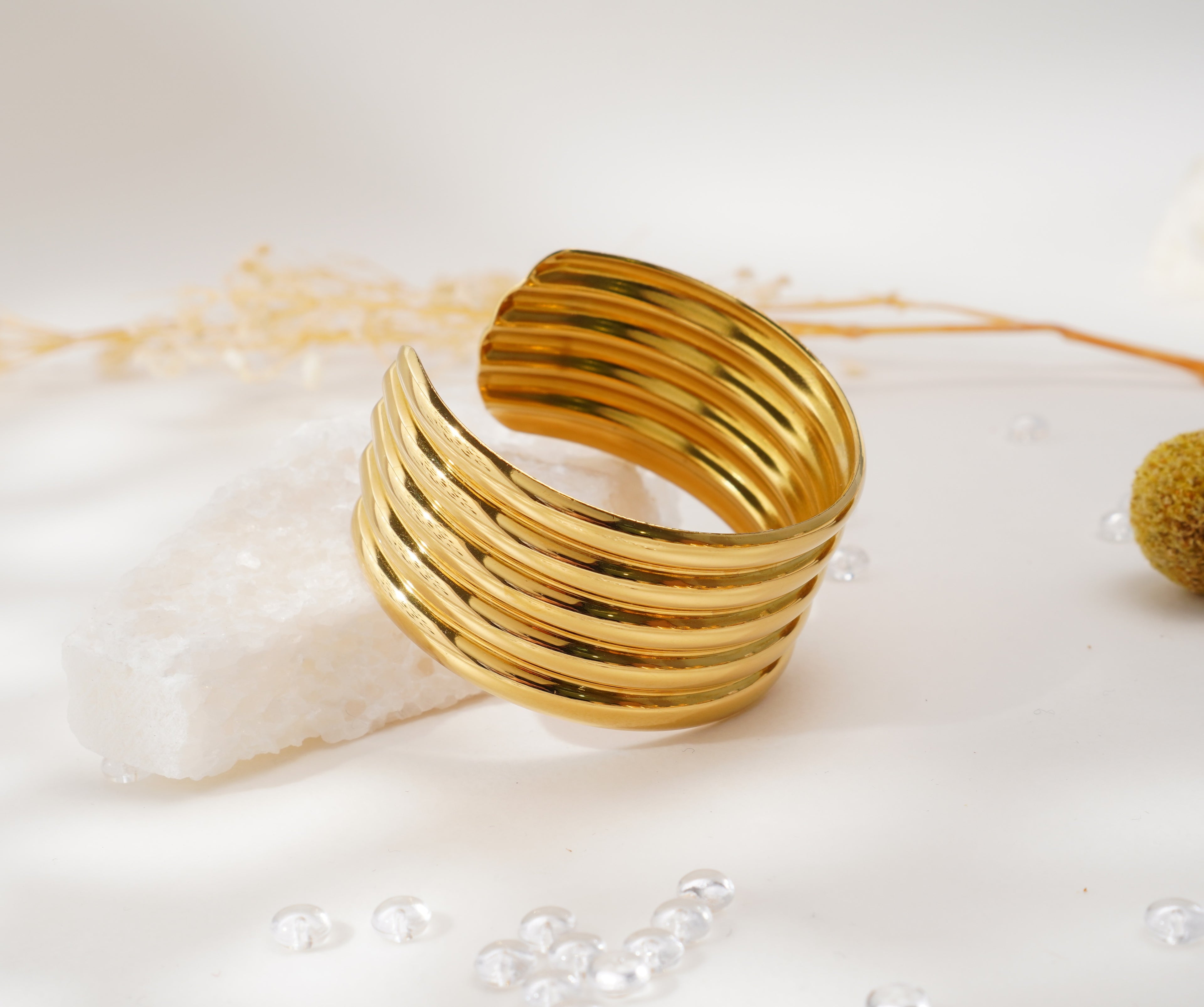 Bracelet doré à lignes superposées en acier inoxydable – Élégance audacieuse & style contemporain