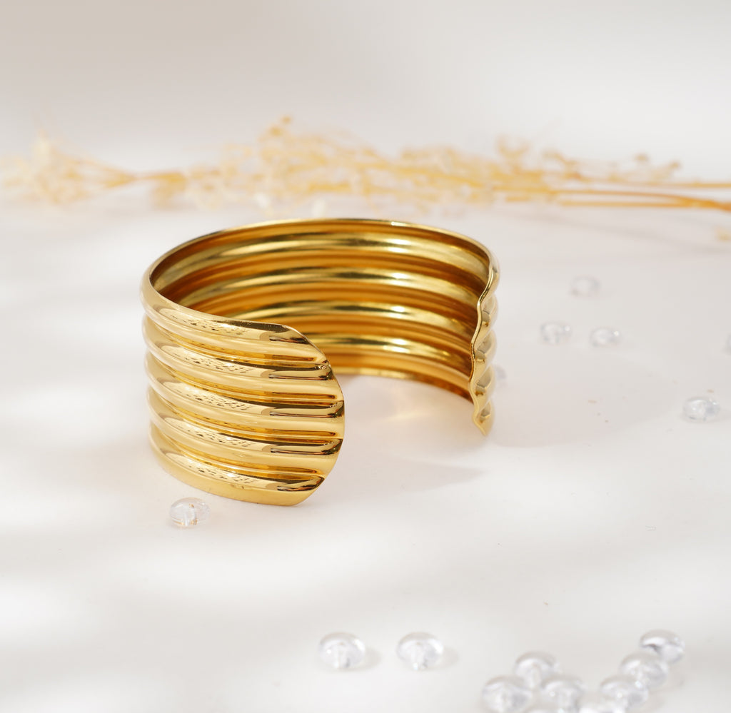 Bracelet doré à lignes superposées en acier inoxydable – Élégance audacieuse & style contemporain