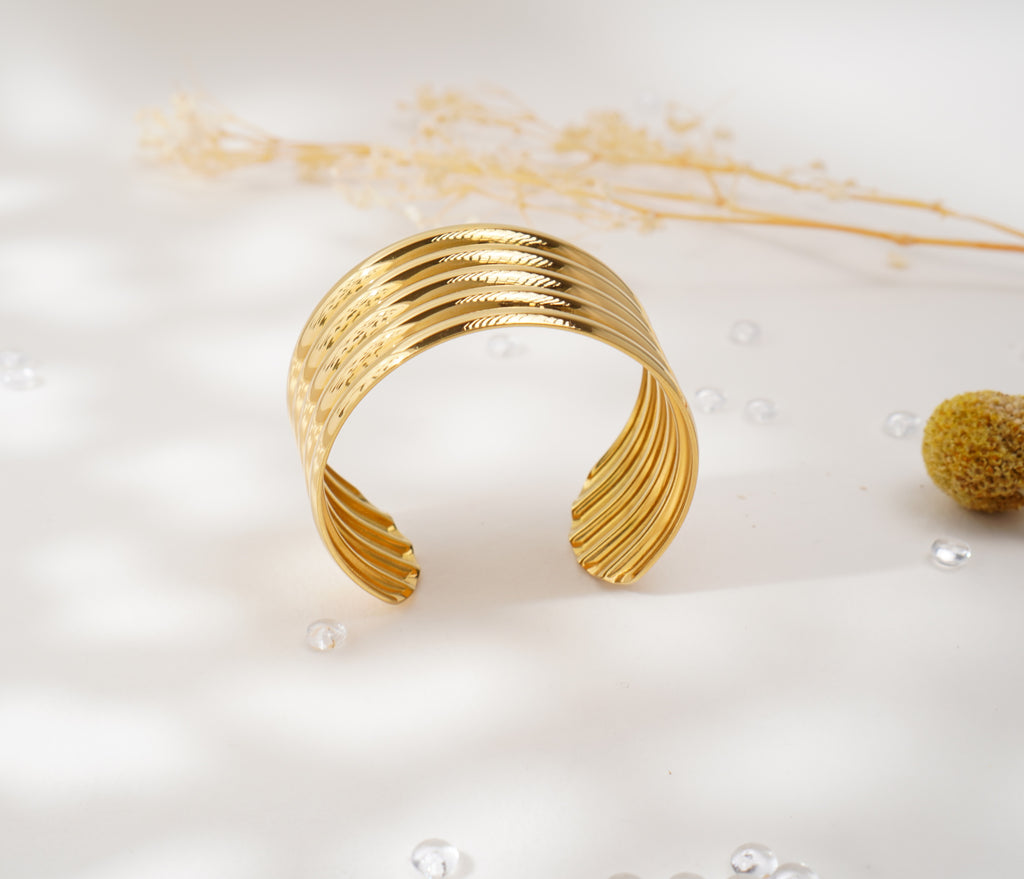 Bracelet doré à lignes superposées en acier inoxydable – Élégance audacieuse & style contemporain