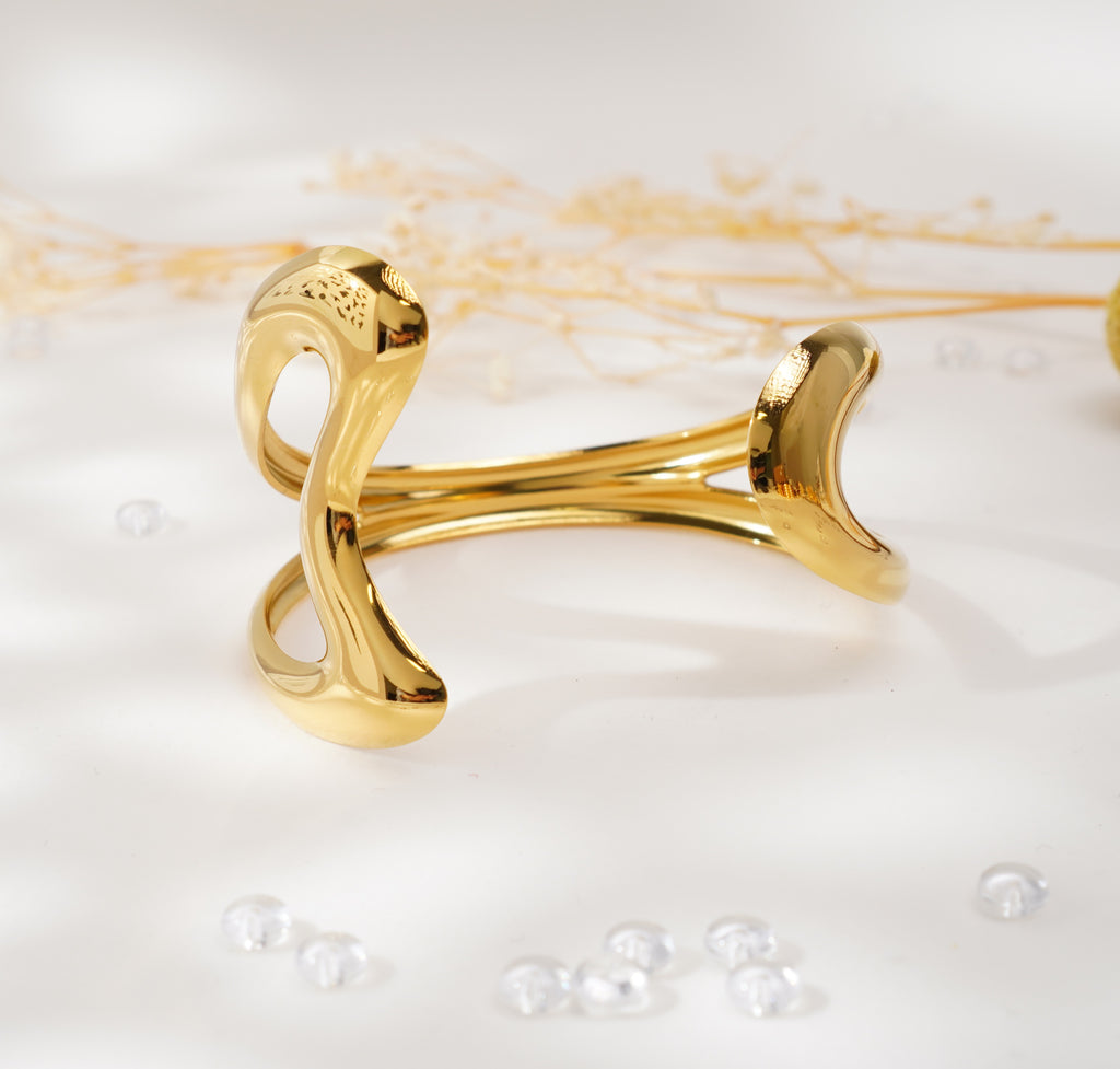 Bracelet à design fluide en forme de cœur abstrait en acier inoxydable – Élégance sculpturale