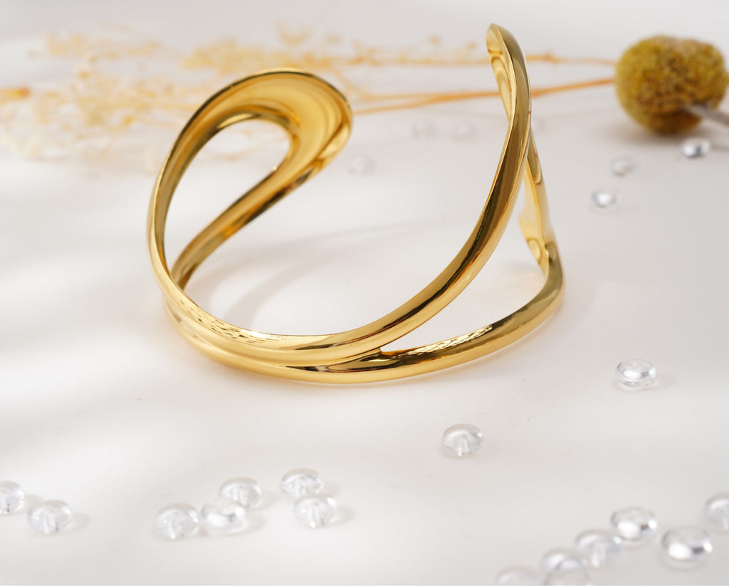 Bracelet à design fluide en forme de cœur abstrait en acier inoxydable – Élégance sculpturale