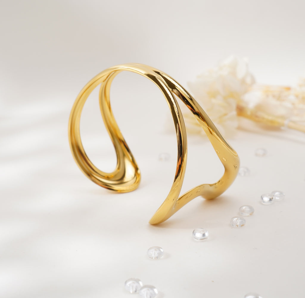Bracelet à design fluide en forme de cœur abstrait en acier inoxydable – Élégance sculpturale
