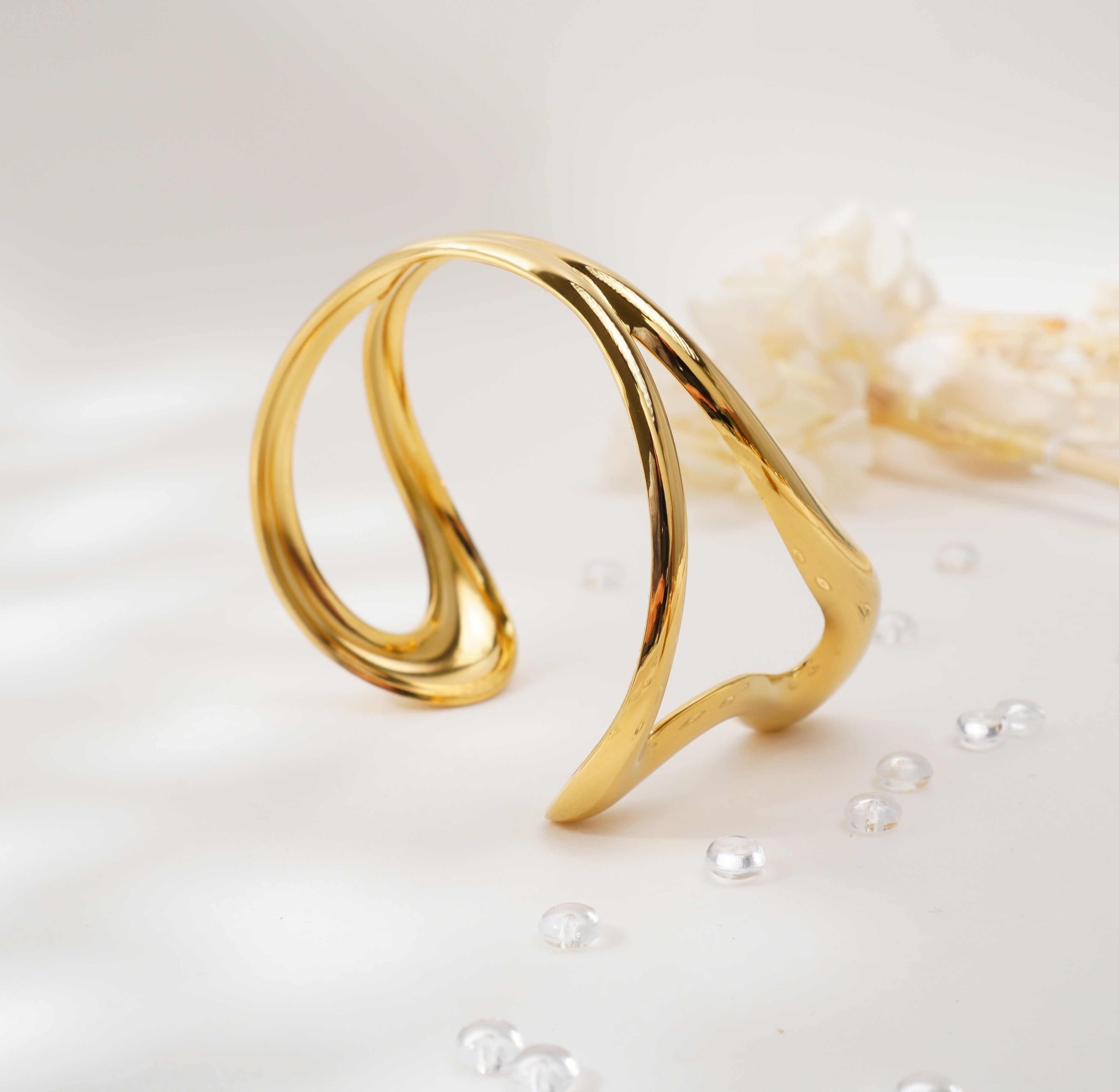 Bracelet à design fluide en forme de cœur abstrait en acier inoxydable – Élégance sculpturale