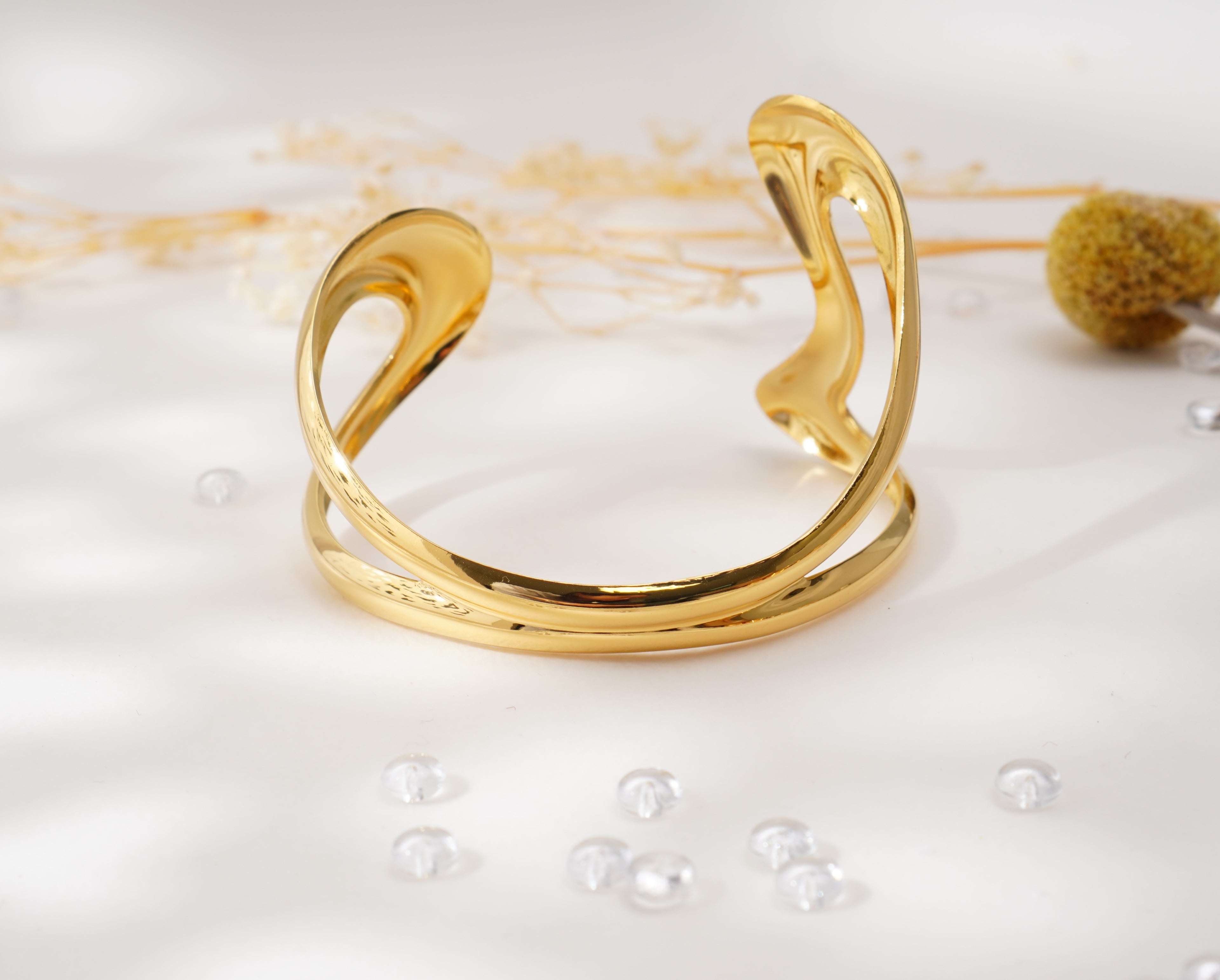 Bracelet à design fluide en forme de cœur abstrait en acier inoxydable – Élégance sculpturale