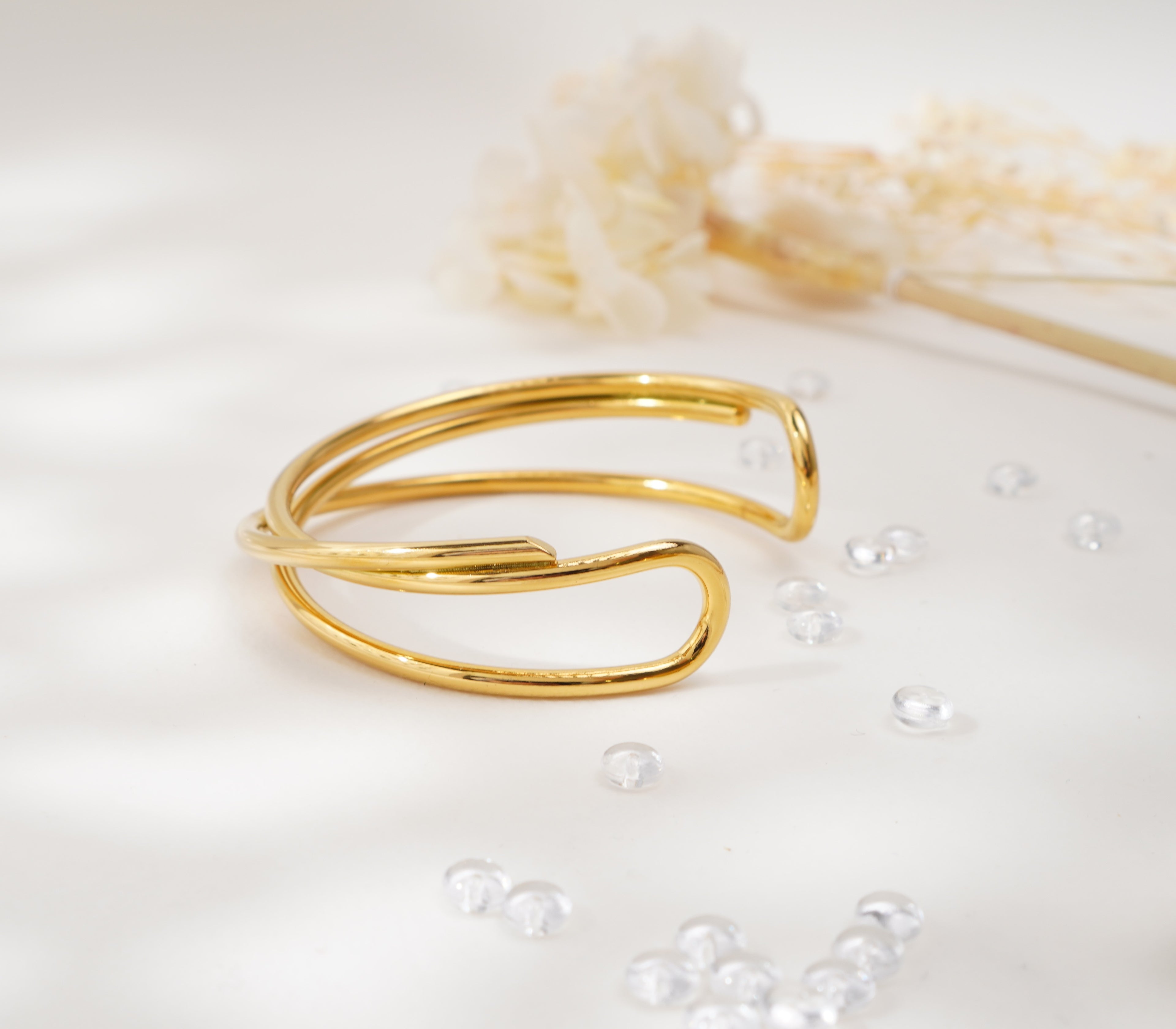Bracelet doré à lignes croisées en acier inoxydable – Élégance minimaliste & allure artistique