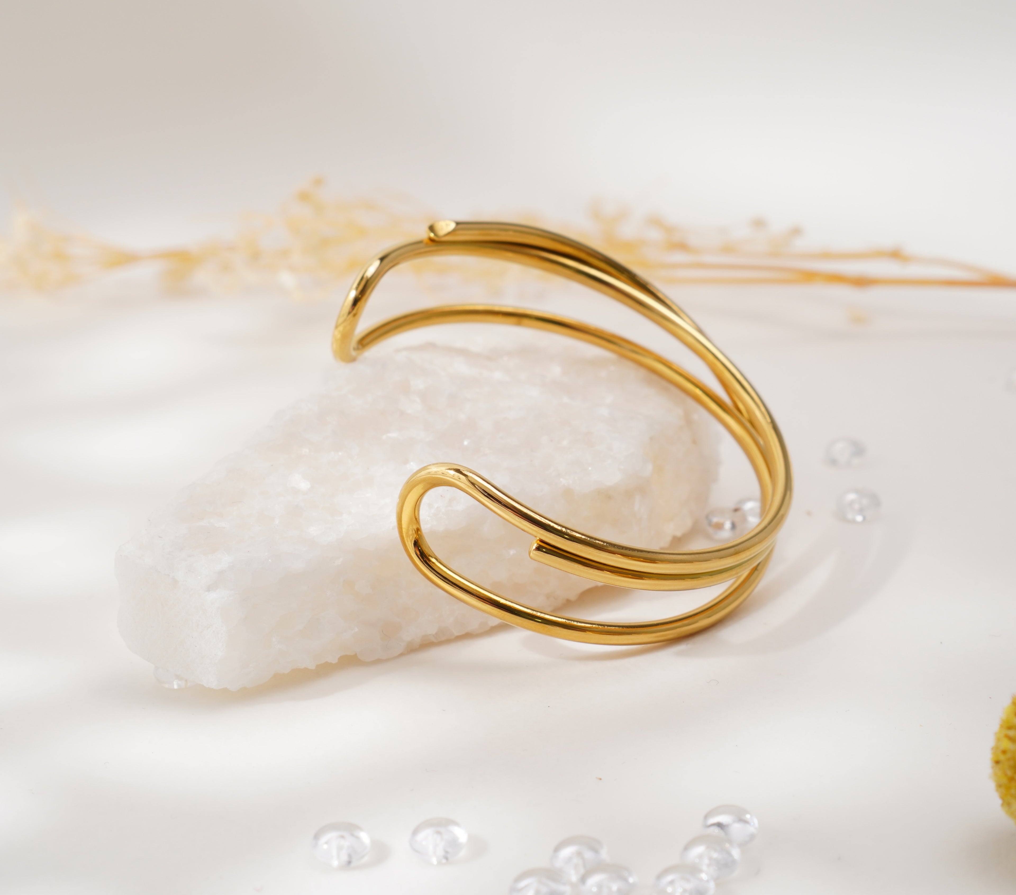 Bracelet doré à lignes croisées en acier inoxydable – Élégance minimaliste & allure artistique